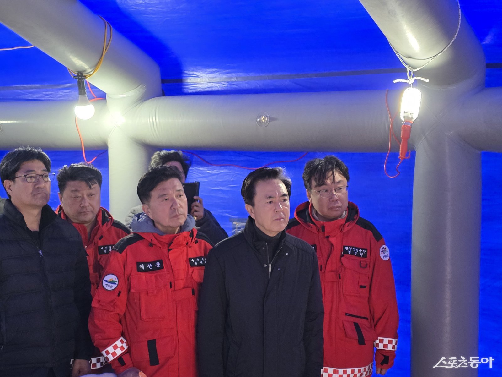 김태흠 충청남도지사는 22일 예산군 대술면 산불 현장 인근에 설치된 산불현장통합지휘본부를 찾아 진화 상황을 점검했다. 사진제공|충남도