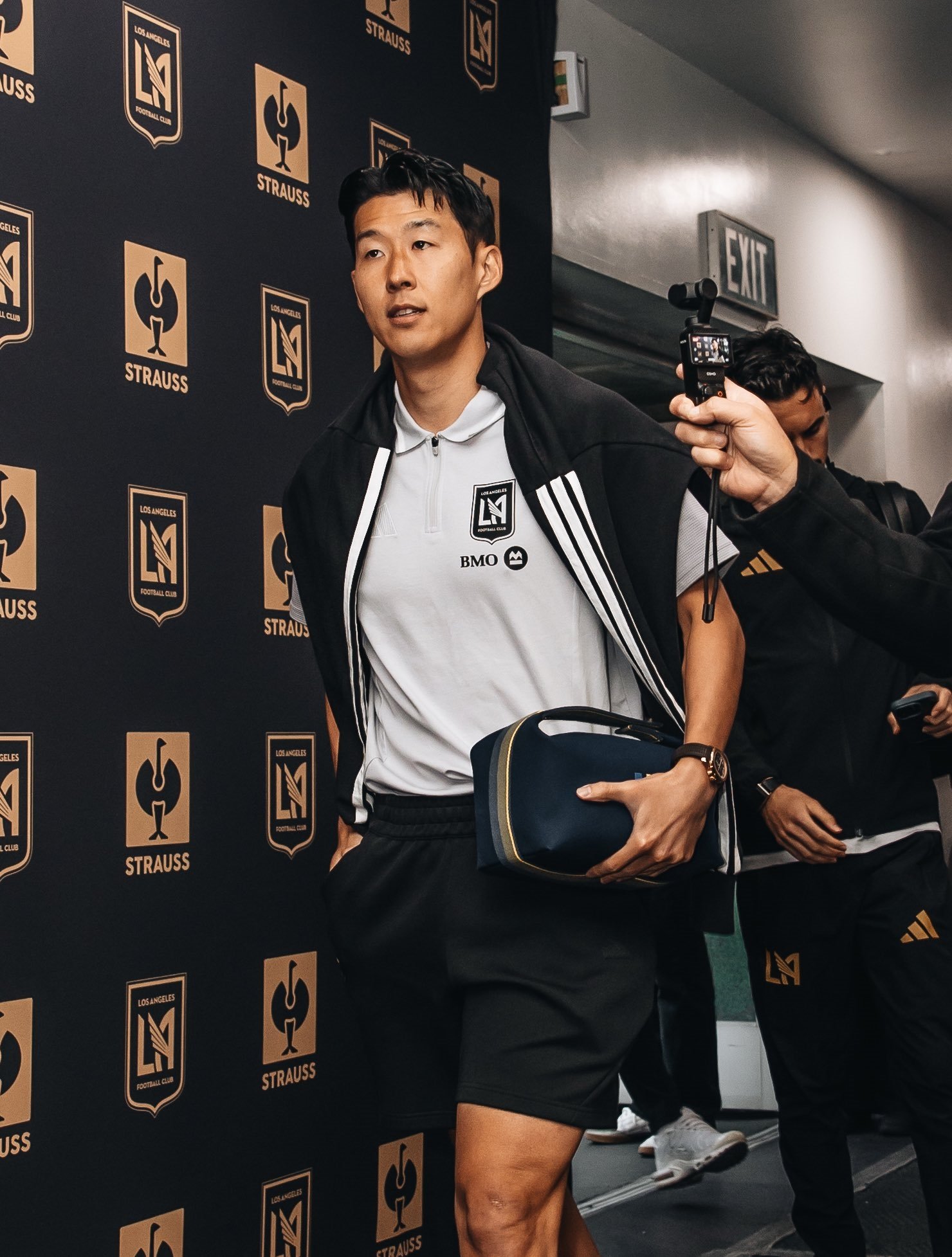 LAFC 손흥민이 22일(한국시간) LA 메모리얼 콜리세움에서 열린 인터 마이애미와 2026시즌 MLS 개막전 홈경기를 앞두고 경기장에 입장하고 있다. 사진출처|LAFC X