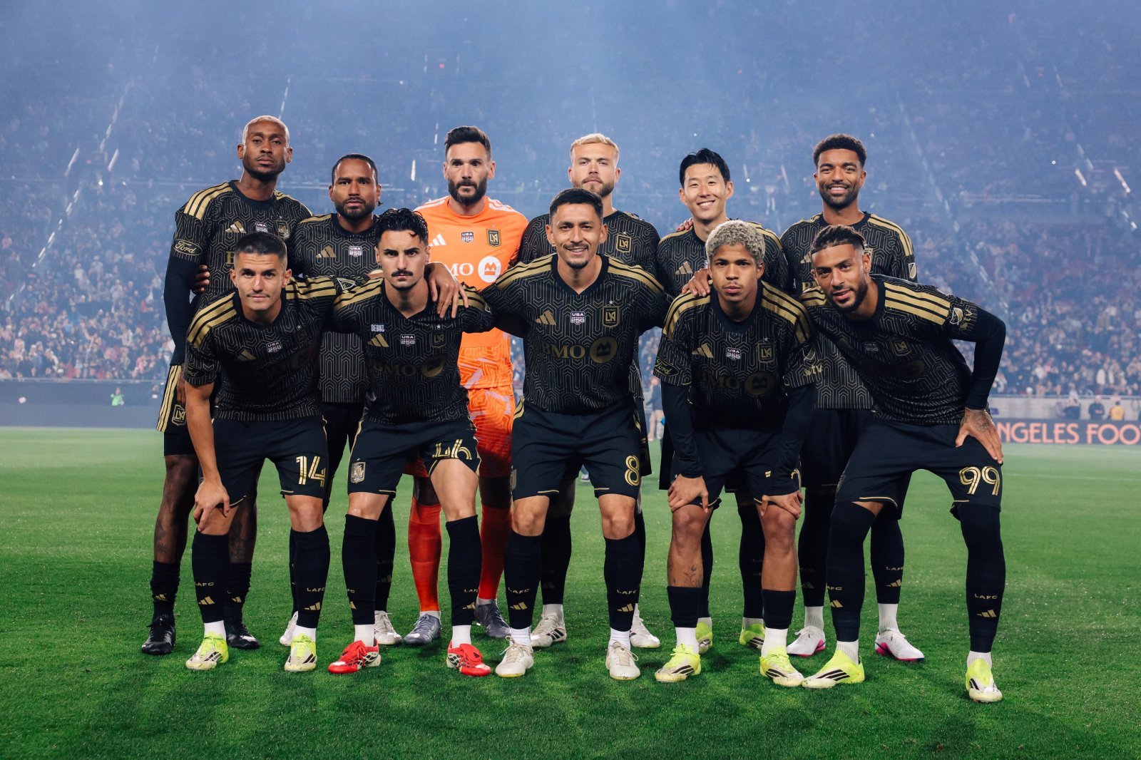 LAFC 선수들이 22일(한국시간) LA 메모리얼 콜리세움에서 열린 인터 마이애미와 2026시즌 MLS 개막전 홈경기 직전 서로 어깨동무를 하고 있다. 사진출처|LAFC X