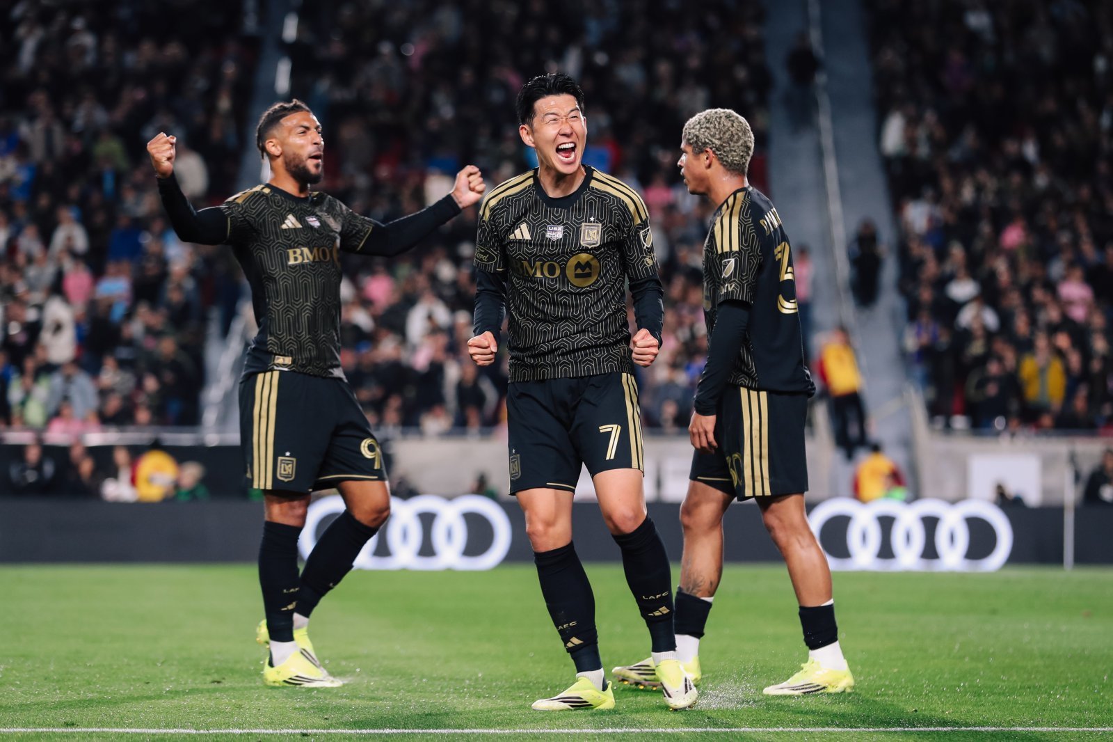 LAFC 손흥민(가운데)이 22일(한국시간) LA 메모리얼 콜리세움서 열린 인터 마이애미와 2026시즌 MLS 개막전 홈경기 도중 팀의 선제골 직후 환호하고 있다. LA｜AP뉴시스