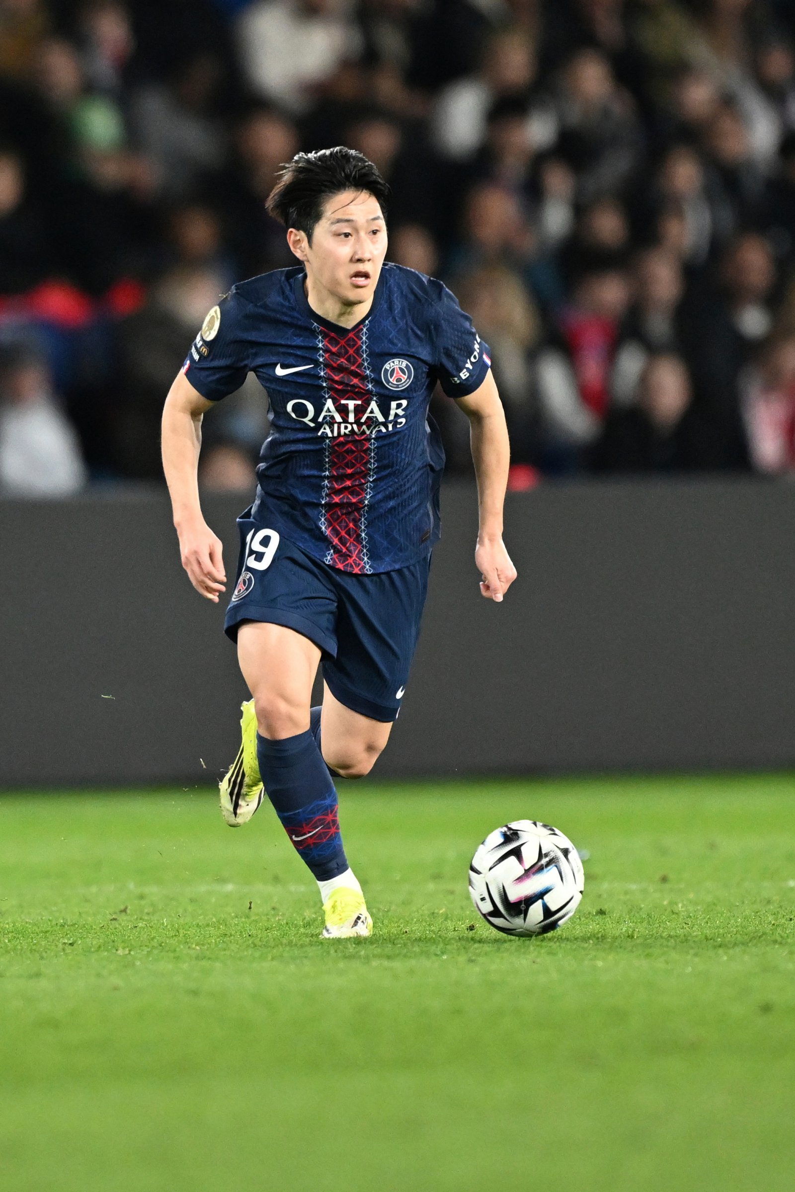 PSG 이강인이 22일 파르크 데 프랭스에서 열린 FC 메스와 프랑스 리그앙 23라운드 홈경기에서 드리블 돌파에 나서고 있다. 새해 첫 선발 출전한 경기였다. 파리｜AP뉴시스