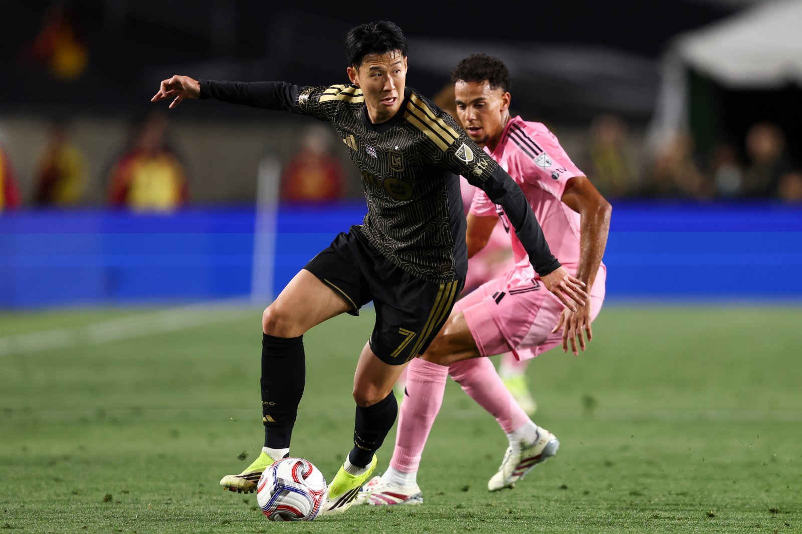 LAFC 손흥민(왼쪽)이 22일(한국시간) LA 메모리얼 콜리세움서 열린 인터 마이애미와 2026시즌 MLS 개막전 홈경기 도중 드리블을 하고 있다. LA｜AP뉴시스