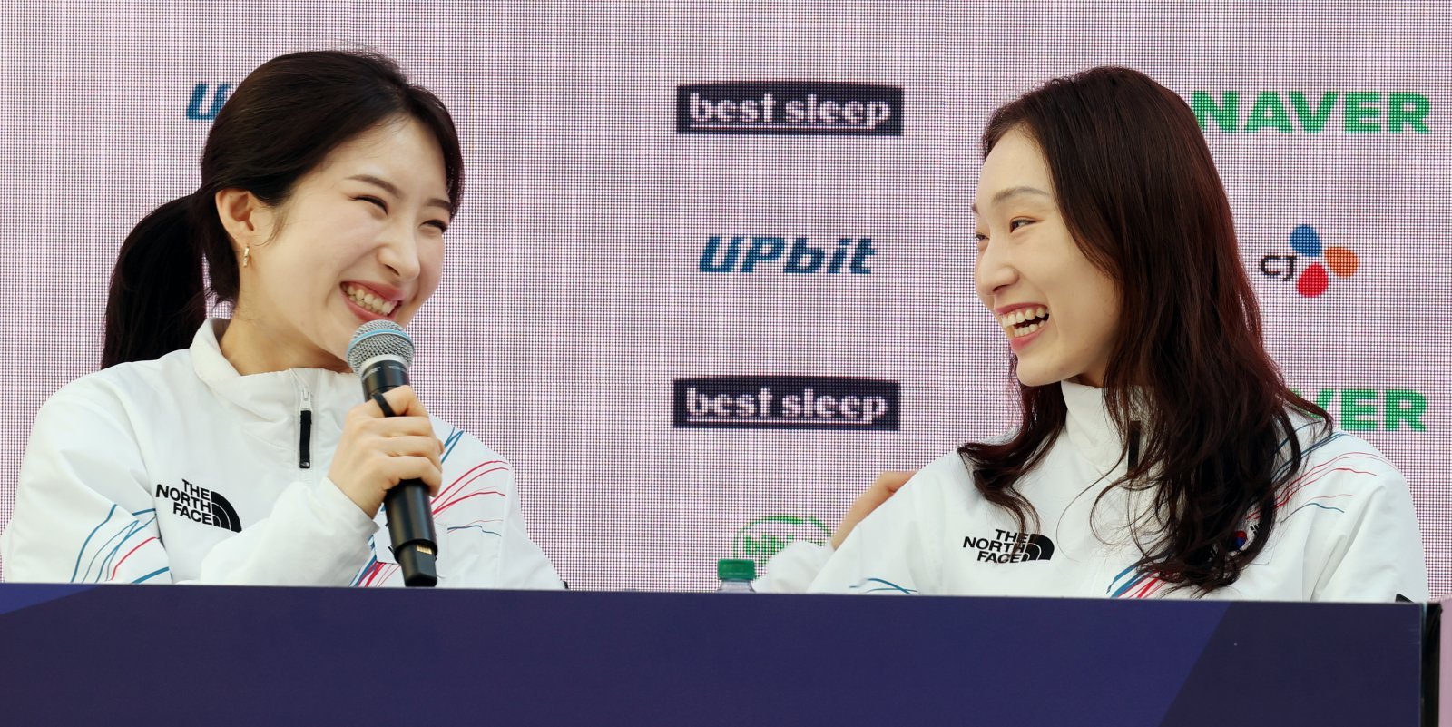 최민정(오른쪽)이 22일(한국시간) 밀라노 코리아하우스에서 열린 기자회견에서 후배 김길리를 바라보며 환하게 웃고 있다. 밀라노ㅣ뉴시스