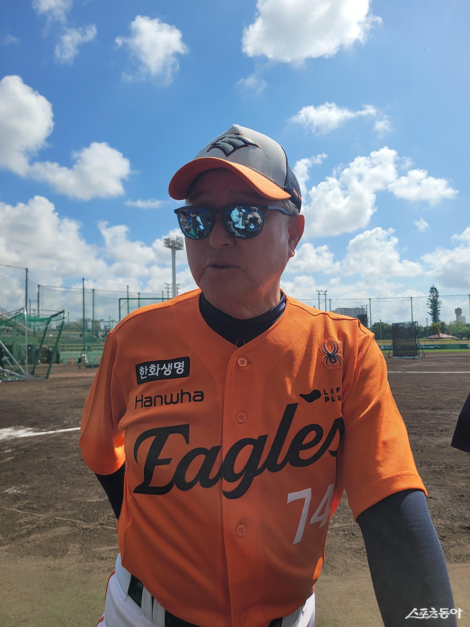 김경문 한화 감독이 22일 일본 오키나와 니시자키구장서 열린 지바 롯데전을 앞두고 현장 취재진과 인터뷰를 하고 있다. 김 감독은 “채은성이 올해 주전 1루수로 계속 나간다고 보면 된다”며 직접 내야 교통정리에 나섰다. FA 시장에서 영입한 강백호는 지명타자를 맡을 것이 유력하다. 오키나와｜장은상 기자 award@donga.com