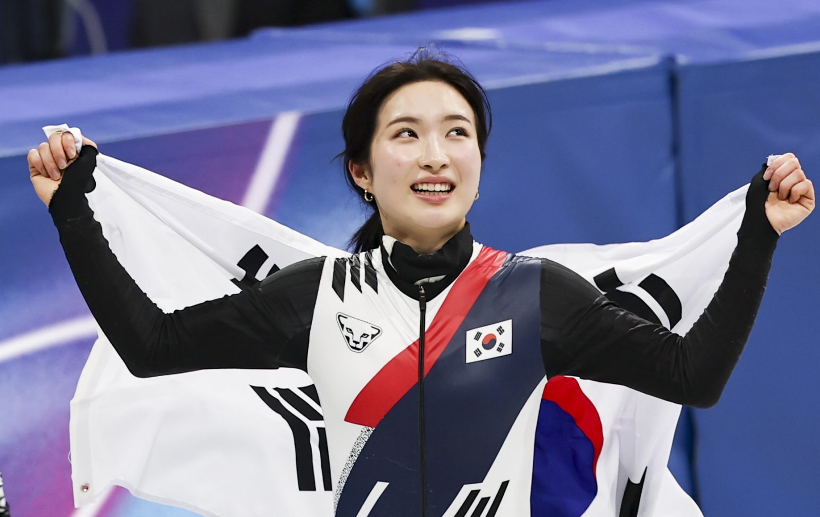 김길리가 21일(한국시간) 밀라노 아이스스케이팅 아레나에서 열린 쇼트트랙 여자 1500m 결선에서 금메달을 따낸 뒤 태극기를 들고 트랙을 돌고 있다. 밀라노ㅣ뉴시스