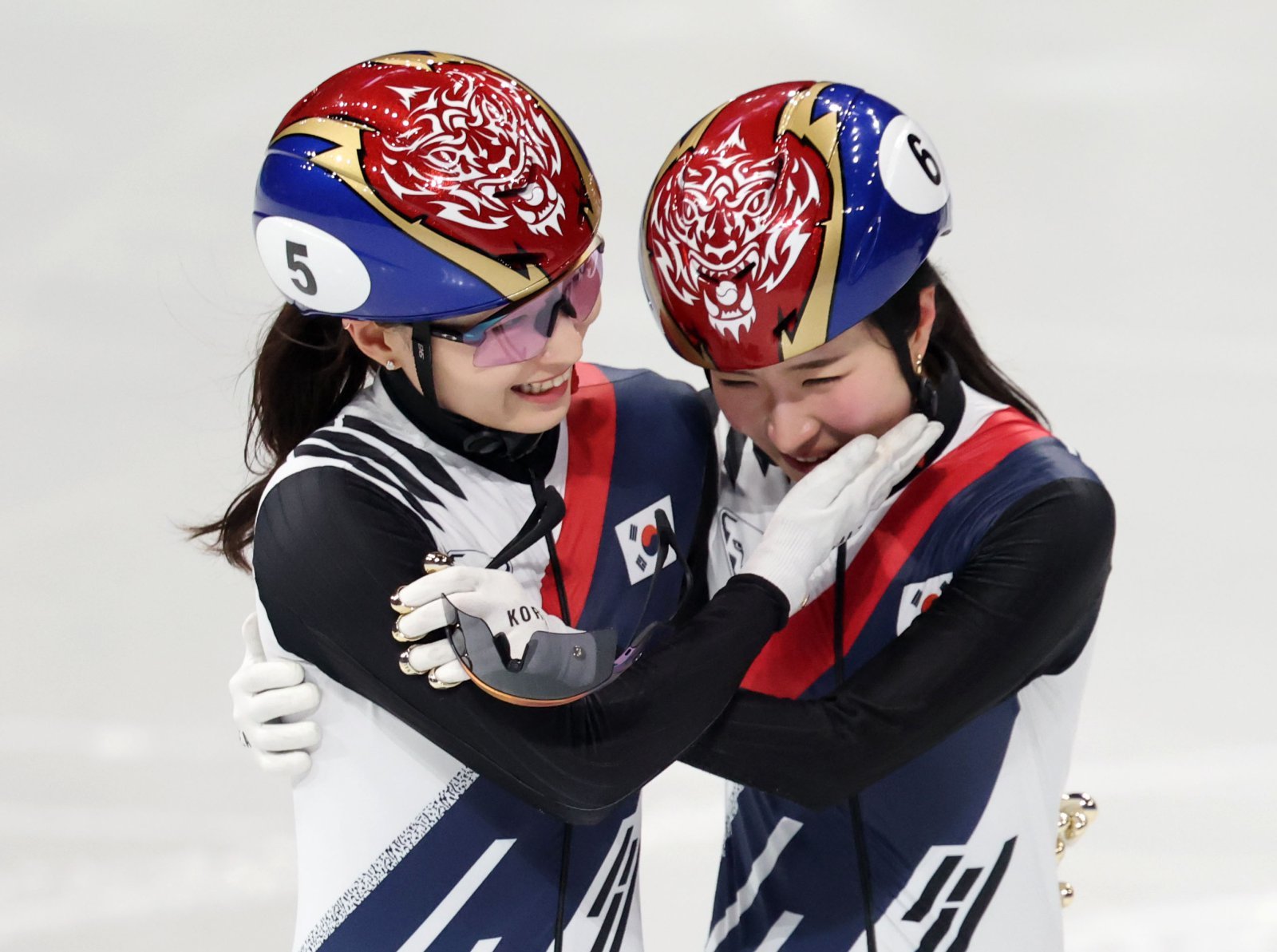 최민정(왼쪽)이 21일(한국시간) 밀라노 아이스스케이팅 아레나에서 열린 쇼트트랙 여자 1500m 결선에서 금메달을 따낸 김길리를 축하해주고 있다. 밀라노ㅣ뉴시스