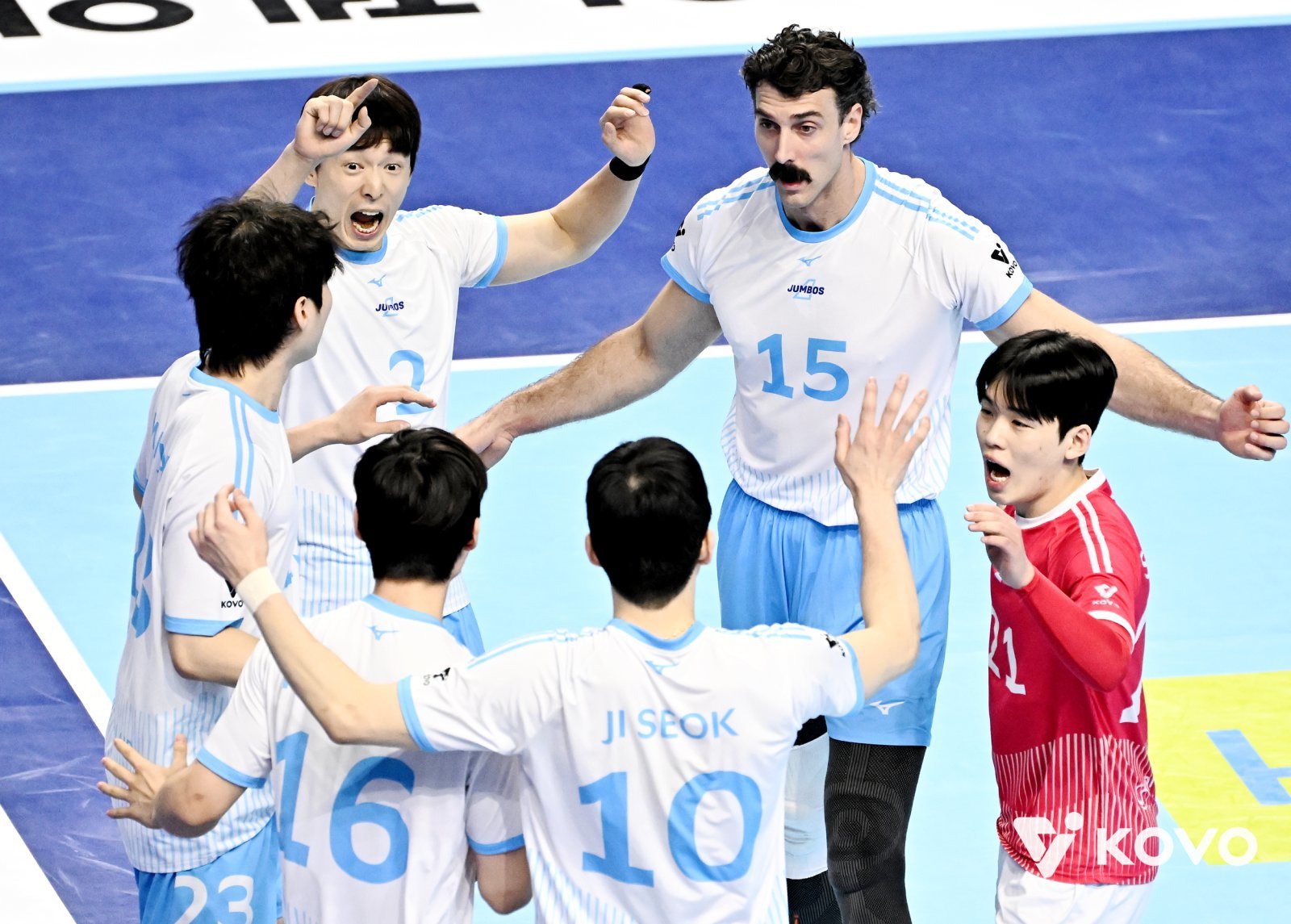 대한항공 선수들이 22일 인천계양체육관서 열린 V리그 홈경기에서 현대캐피탈을 상대로 팀 득점을 올린 뒤 서로를 격려하고 있다. 사진제공｜KOVO