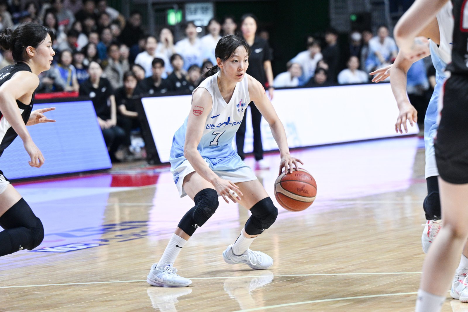 신한은행 신지현이 22일 부산사직체육관에서 열린 부산 BNK 썸과 원정경기에서 드리블하고 있다. 사진제공|WKBL