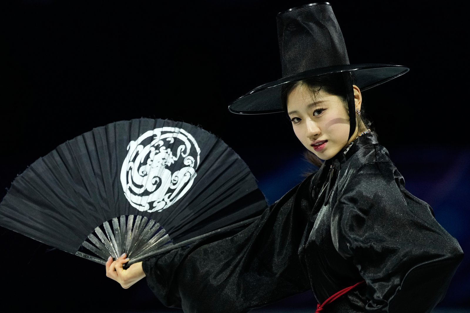 이해인이 22일(한국시간) 밀라노 아이스스케이팅 아레나서 열린 갈라쇼서 애니메이션 ‘케이팝 데몬 헌터스’ 속 아이돌 그룹 ‘사자 보이즈’로 변신했다. 밀라노|AP뉴시스