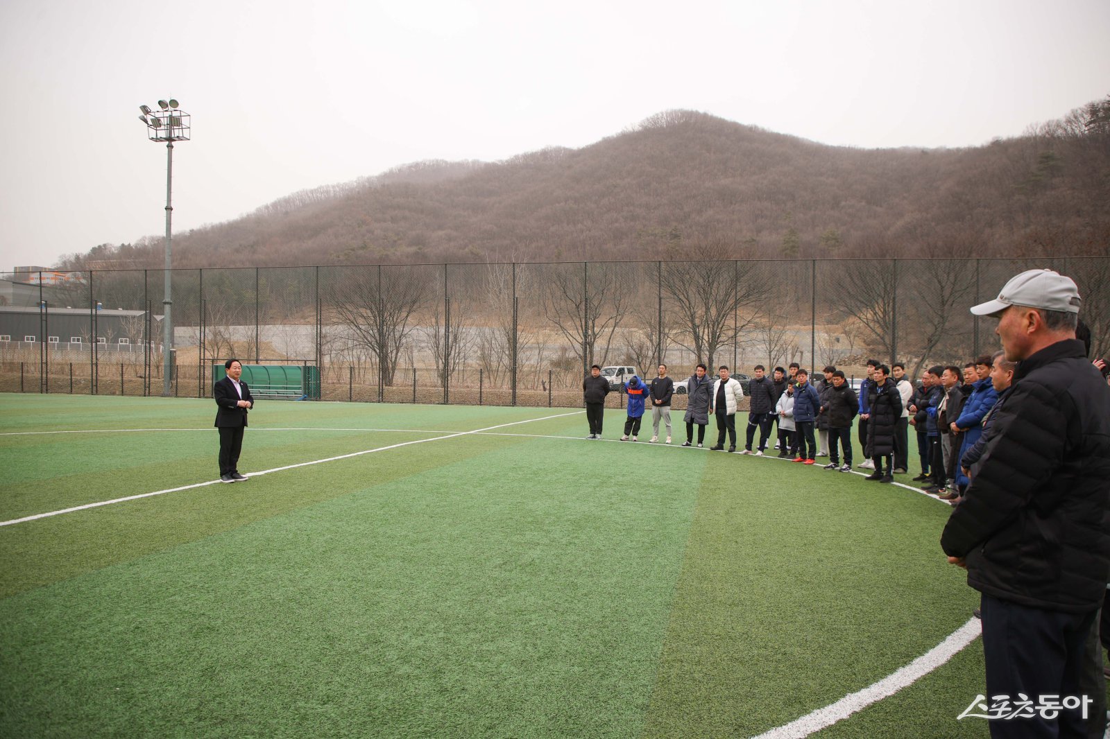 주광덕 시장(윈쪽)은 22일 진접읍 부평리 인조잔디구장에서 진접읍 3개 축구회와 함께 ‘2026년 시무식을 하고 있다. 사진제공ㅣ남양주시