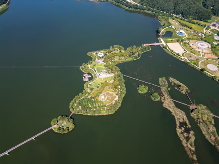 지난해 양구군에서 가장 많은 방문객이 몰린  ‘한반도섬’. 연간 약 14만 명의 관광객이 다녀갔다. 사진제공 ㅣ양구군