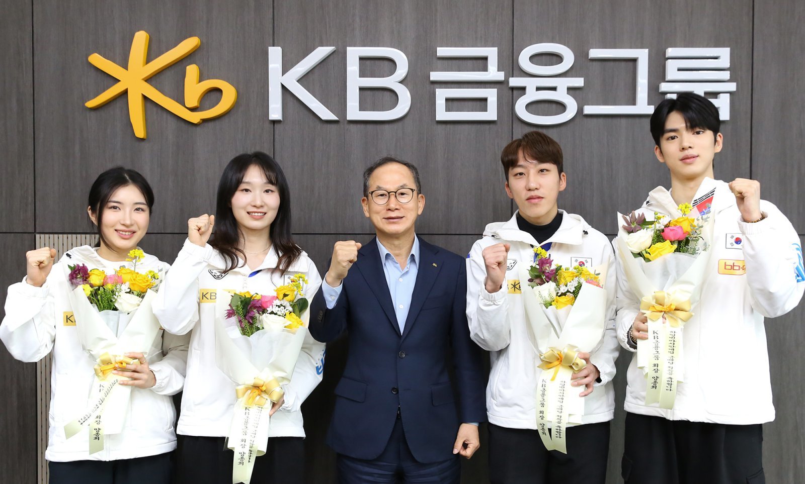 지난해 2월 하얼빈 동계아시안게임에서 선전한 후원 선수 축하연 기념 촬영. 왼쪽부터 김길리, 최민정(쇼트트랙), 양종희 KB금융 회장, 박지원(쇼트트랙), 차준환(피겨스케이팅). 사진제공|KB금융