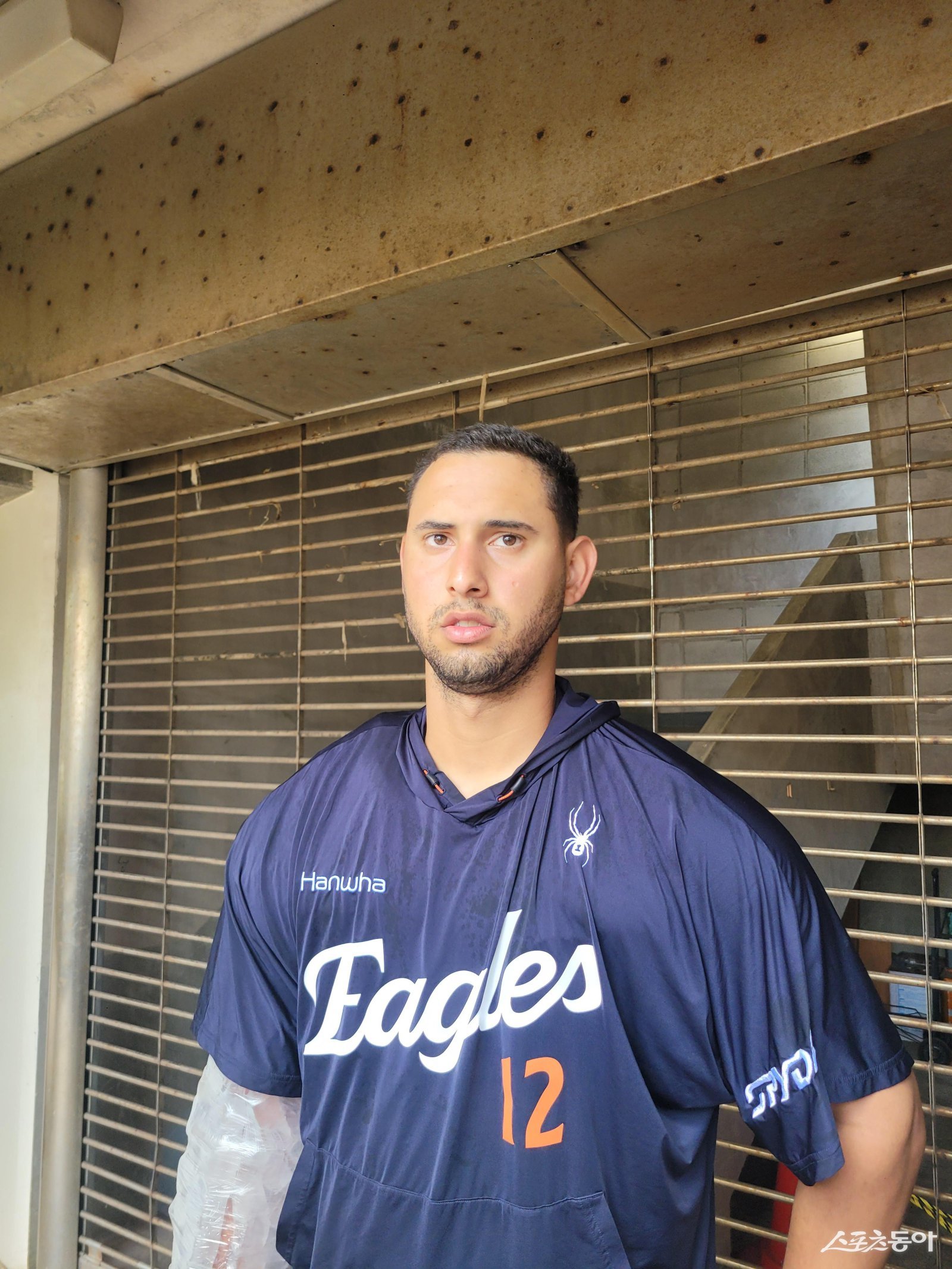 한화 윌켈 에르난데스가 22일 일본 오키나와 니시자키 구장서 열린 일본 프로야구(NPB) 지바 롯데전 등판을 마친 뒤 취재진과 인터뷰를 하고 있다. 에르난데스는 이날 경기서 2이닝 2안타 2탈삼진 무4사구 무실점의 깔끔한 피칭을 했다. 직구 최고 구속은 시속 152㎞까지 나왔다. 오키나와｜장은상 기자 award@donga.com