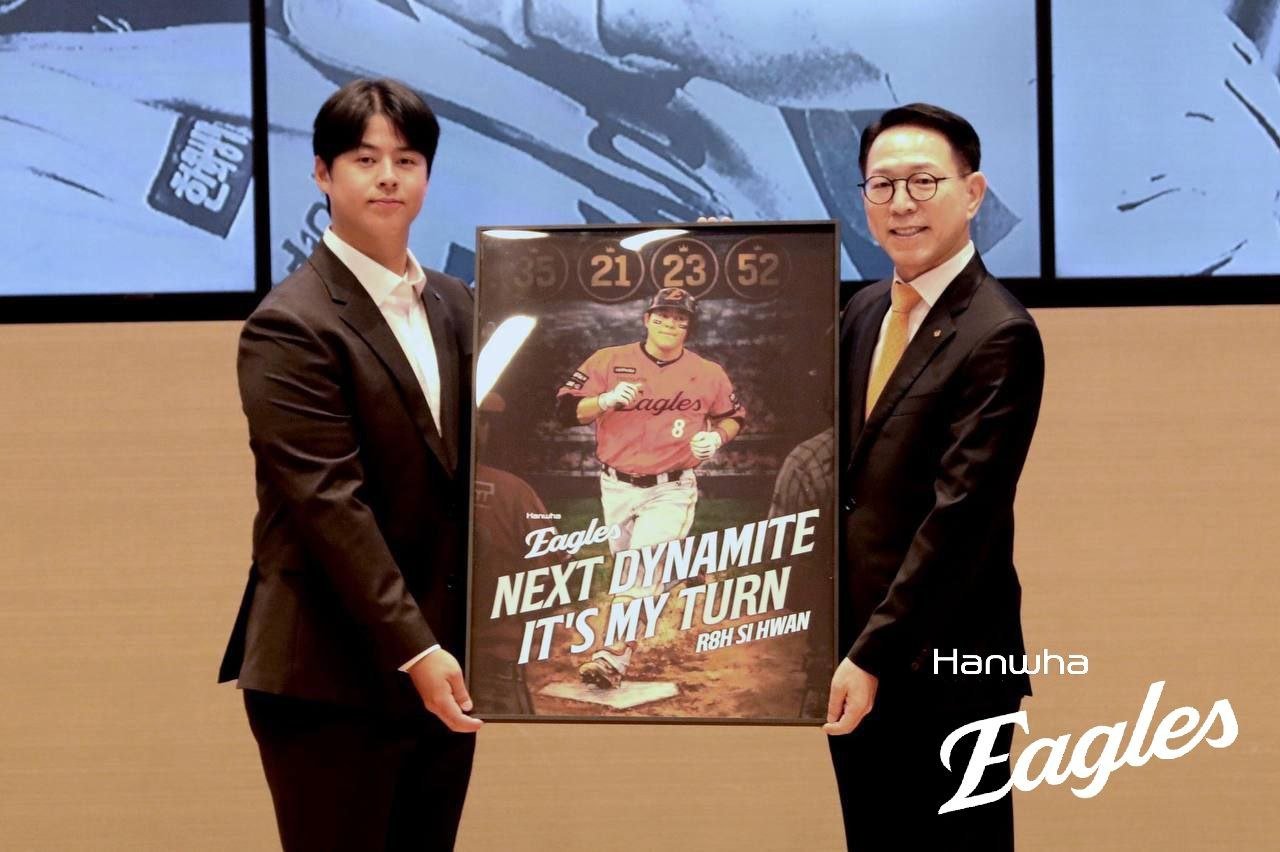 노시환(왼쪽)이 한화와 11년 총액 307억 원 규모의 다년계약에 사인한 뒤 사진촬영을 하고 있다. 사진제공|한화 이글스