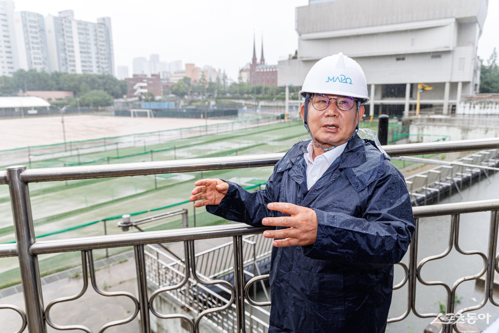박강수 마포구청장이 망원유수지 일대를 살피고 있다. 마포구 제공