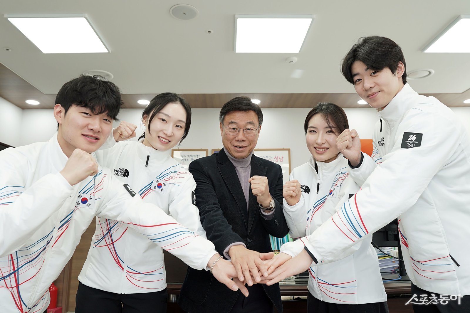 (왼쪽부터)이정민-최민정-신상진 시장(가운뎨)-김길리-이준서 선수. ‘이탈리아 밀라노 동계올림픽(2.6~22)’ 출전을 앞두고 성남시청 빙상팀 쇼트트랙 선수단 ‘파이팅’을 하고 있다. 사진제공ㅣ성남시 사진제공ㅣ성남시