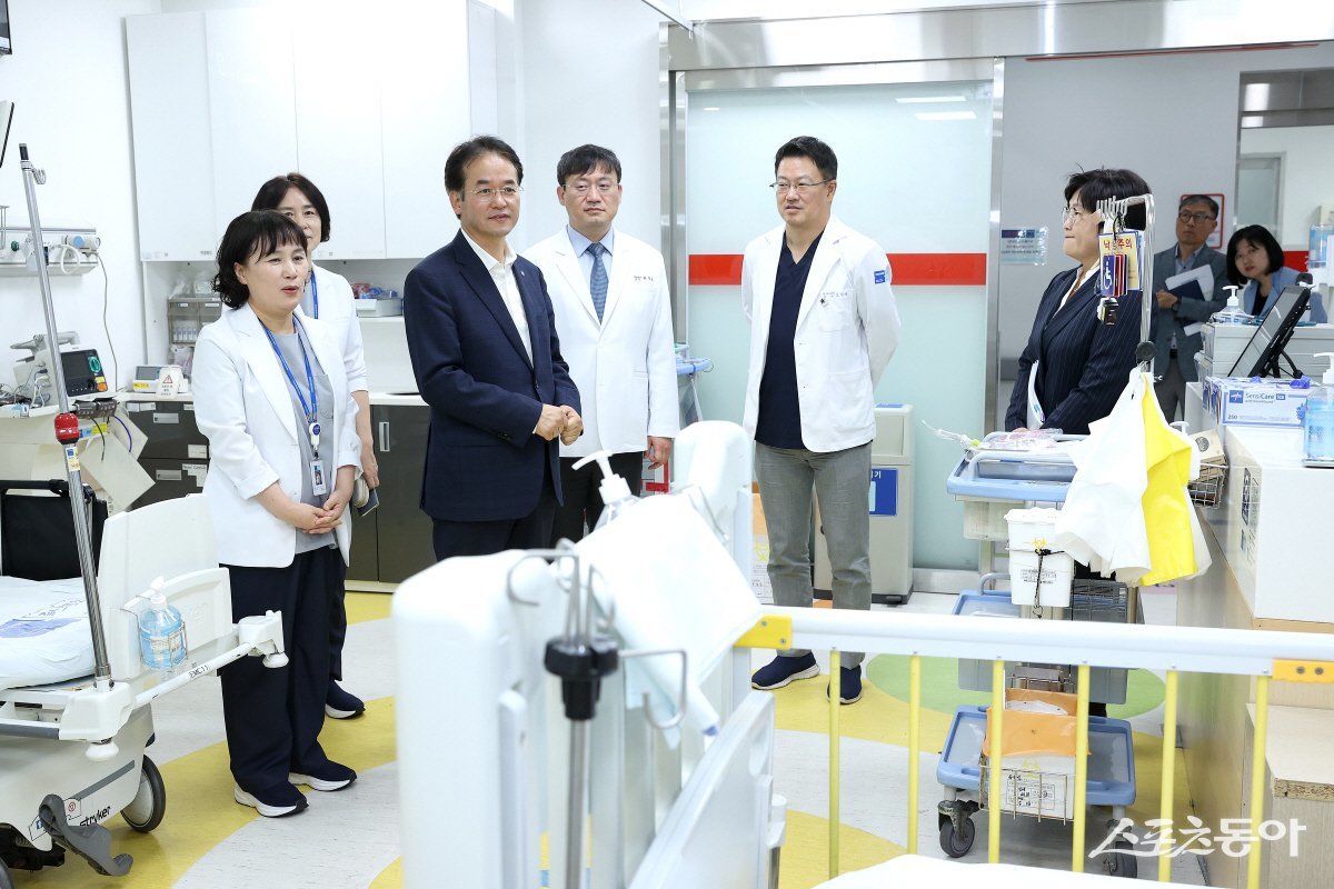 이동환 고양특례시장(윈쪽 세번째)이 지난해 5월 2025년 경기도 소아응급 책임의료기관으로 지정된 일산병원 방문하고 있다. 사진제공ㅣ고양시