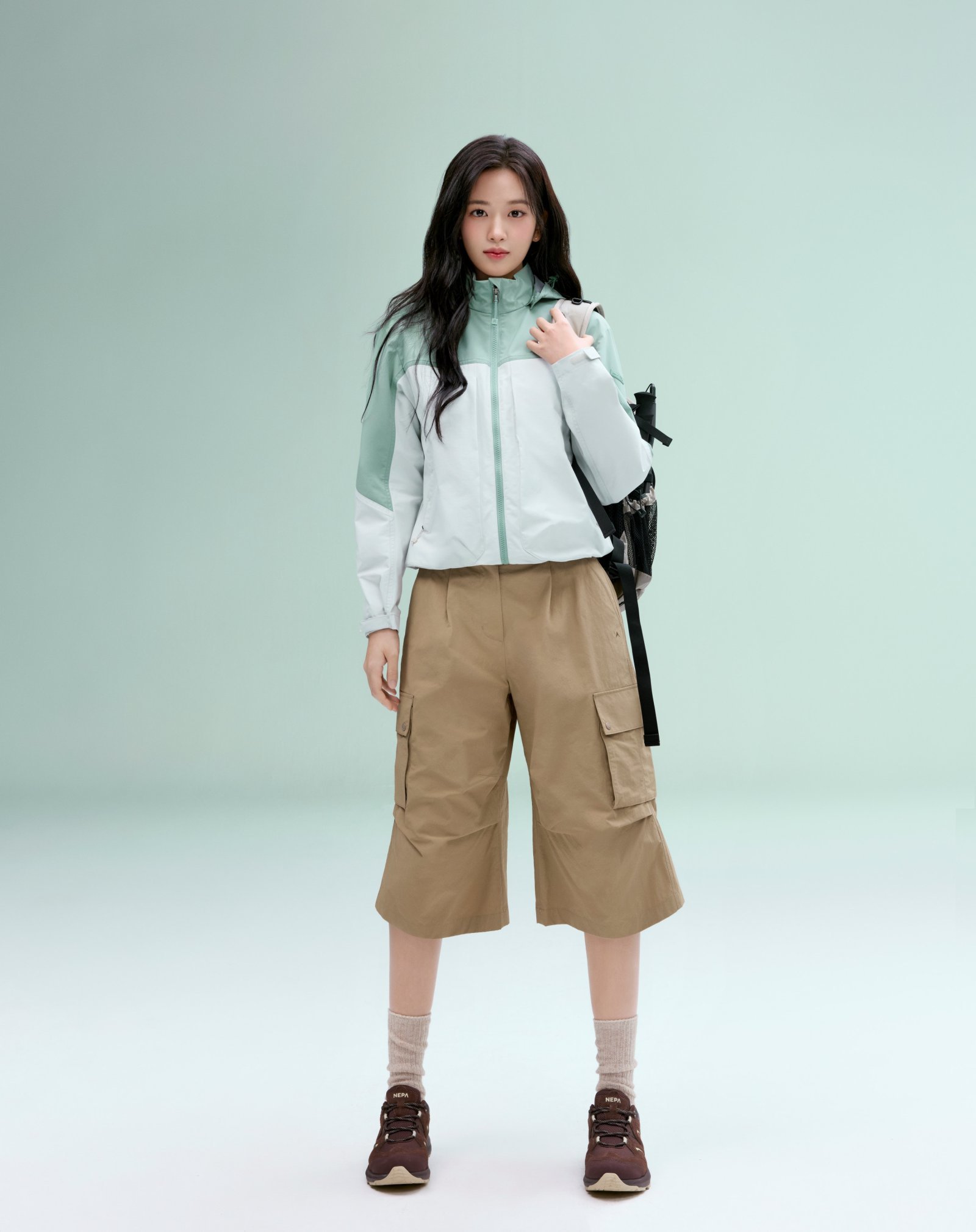 네파 모델 안유진이 26SS 마운틴 웨어를 선보이고 있다. 사진제공 | 네파