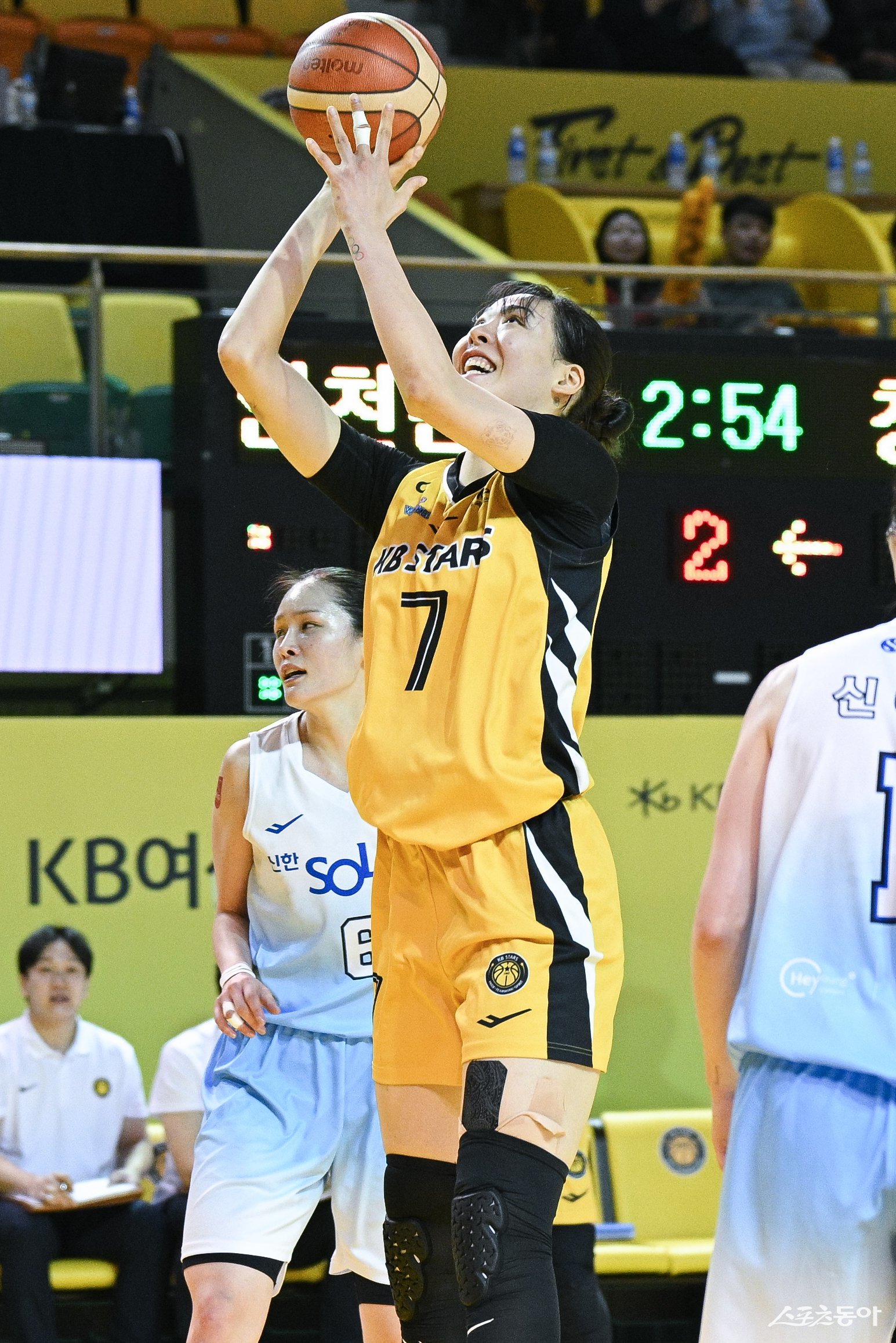 KB스타즈 박지수가 14일 청주체육관서 열린 신한은행전 도중 슛을 시도하고 있다. 사진제공|WKBL