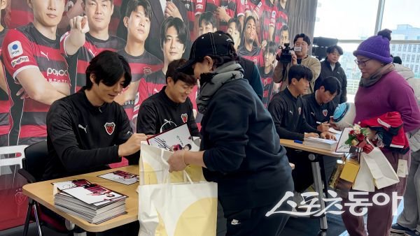 포항스틸러스 선수들(왼쪽부터 기성용, 신광훈, 전민광, 박찬용)이 23일 포항시청에서 팬들에게 사인을 해주고 있는 모습. 사진제공ㅣ정다원 기자