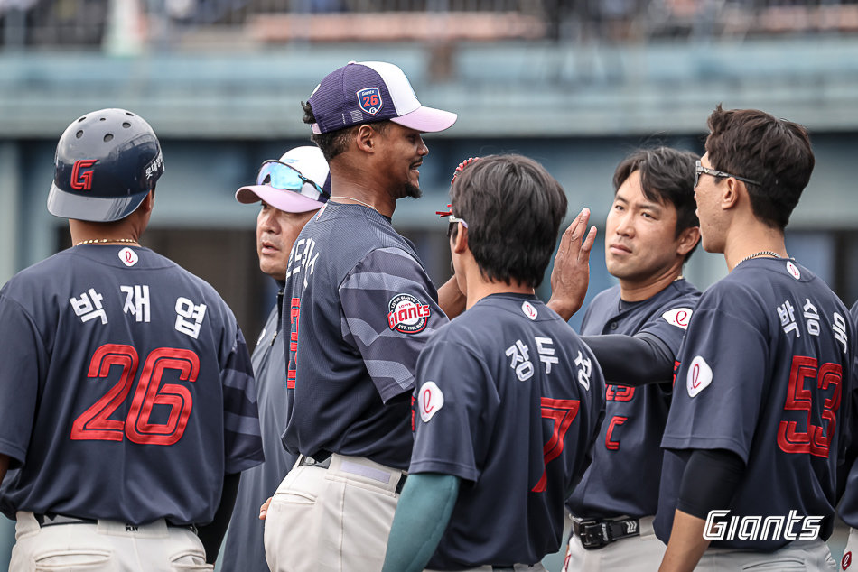 롯데 외국인 투수 엘빈 로드리게스가 22일 난고 스타디움서 열린 세이부와 연습경기에 등판한 뒤 동료들과 손뼉을 마주치고 있다. 사진제공|롯데 자이언츠