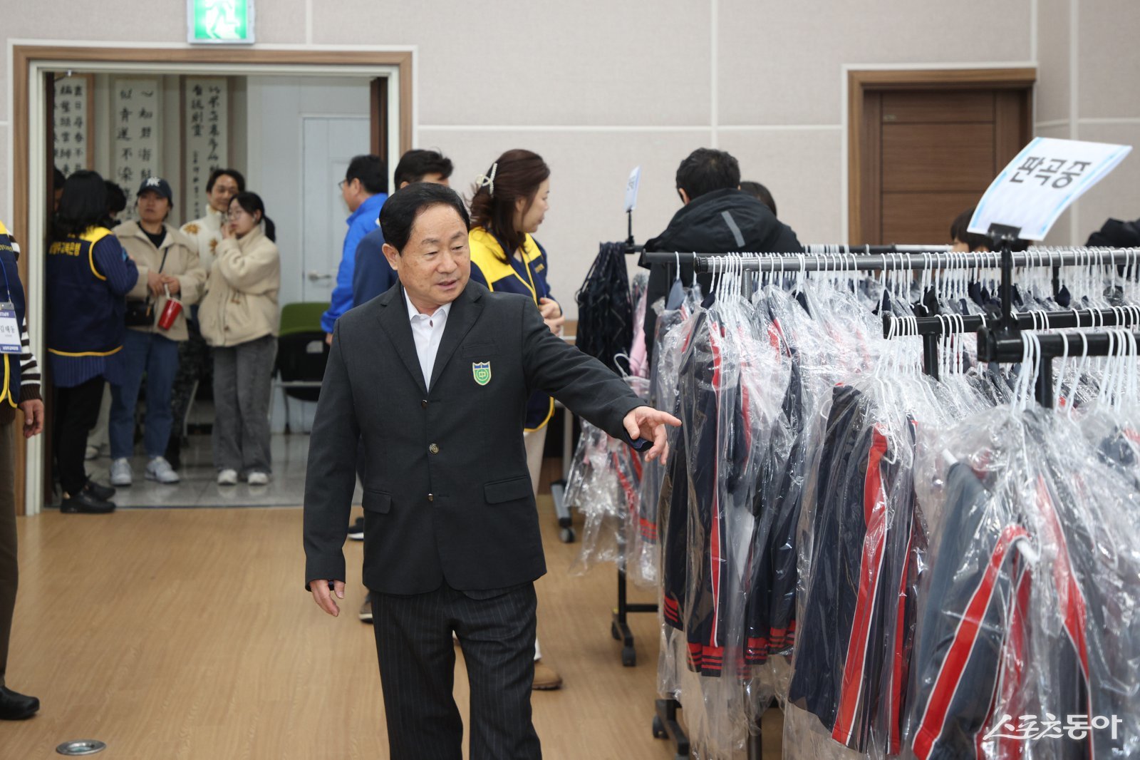 지난 21일 교복은행에서 교복을 살펴보고 있는 주광덕 시장. 사진제공ㅣ남양주시