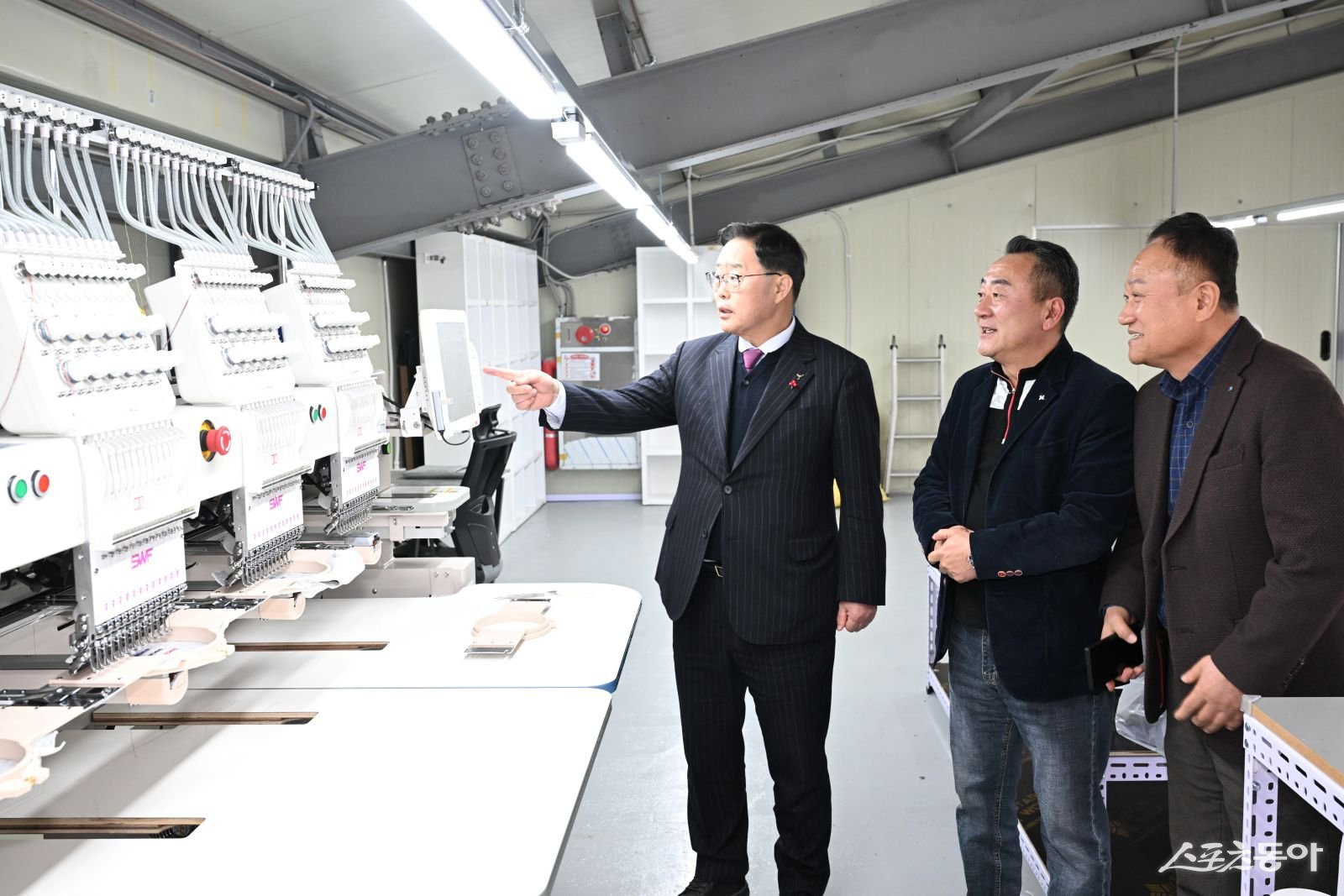 강수현 시장(윈쪽)은 지난 20일 의류 도매 강소기업 ㈜가인임포트 방문해 기업애로 논의하고 있다. 사진제공ㅣ양주시