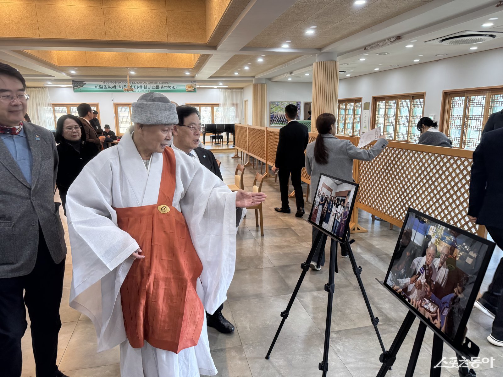 ㈔국제종교연합이 23일 오전 11시 부산 금정구 범어사 선문화교육관에서 ‘인도 아삼 교육·의료 봉사 사진전’을 개막 모습. (사진제공=㈔국제종교연합)