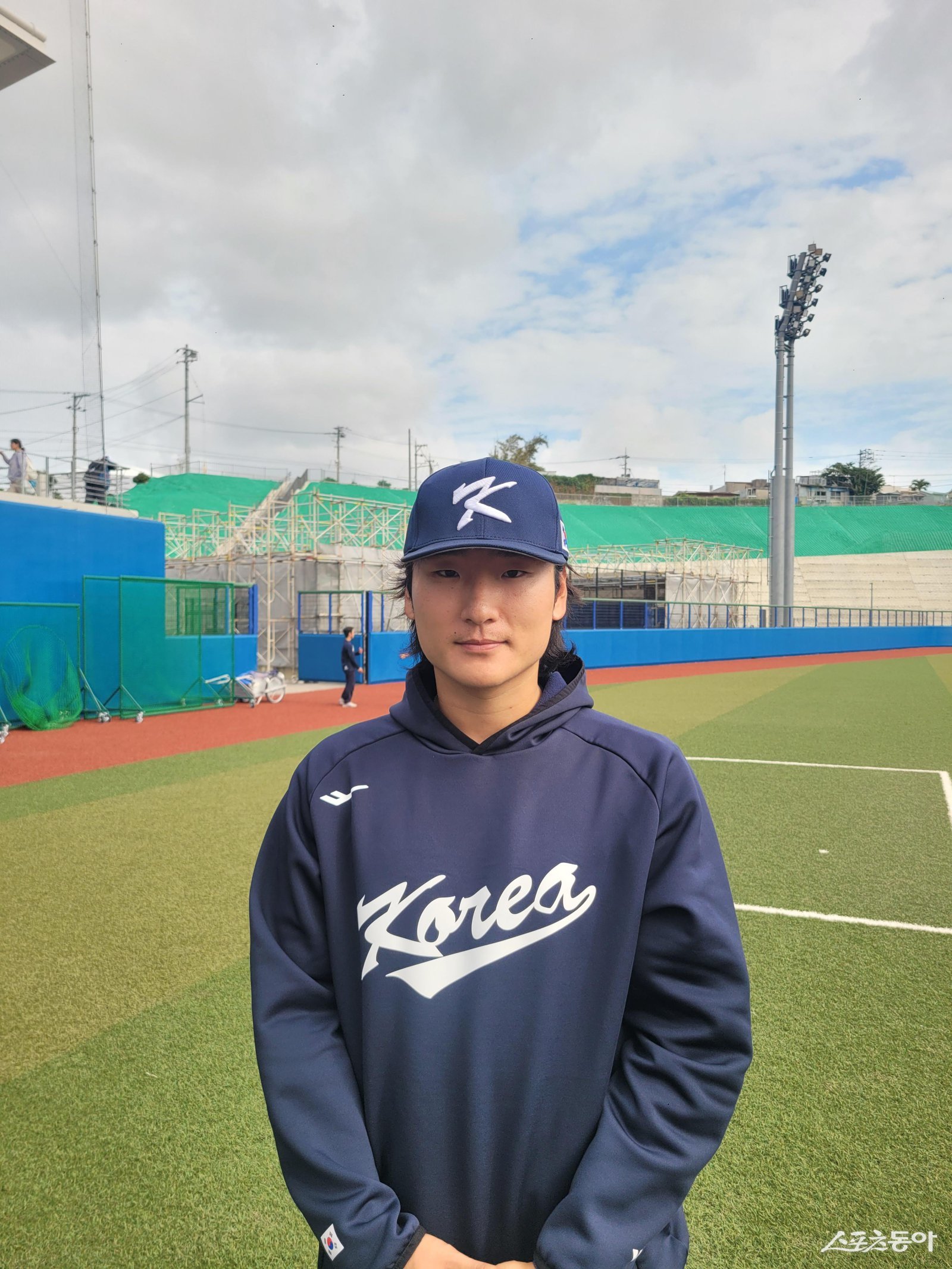 월드베이스볼클래식(WBC) 야구대표팀 곽빈(27)이 23일 일본 오키나와 카데나구장서 열린 한화 이글스와 연습경기를 마친 뒤 인터뷰를 하고 있다. 이날 경기 선발투수로 나선 곽빈은 시속 155㎞의 강속구를 던지며 2이닝 1안타 3탈삼진 무4사구 무실점을 기록했다. 오키나와｜장은상 기자 award@donga.com