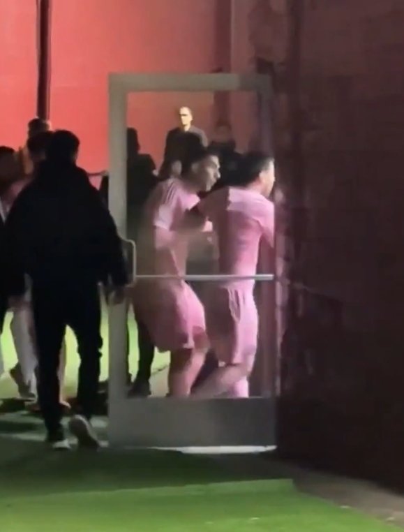 인터 마이애미 리오넬 메시가 22일(한국시간) LA 메모리얼 콜리세움서 열린 LAFC와 원정경기서 0-3으로 패한 뒤 라커룸으로 향하는 터널에서 심판진에게 항의하고 있다. 사진출처｜X