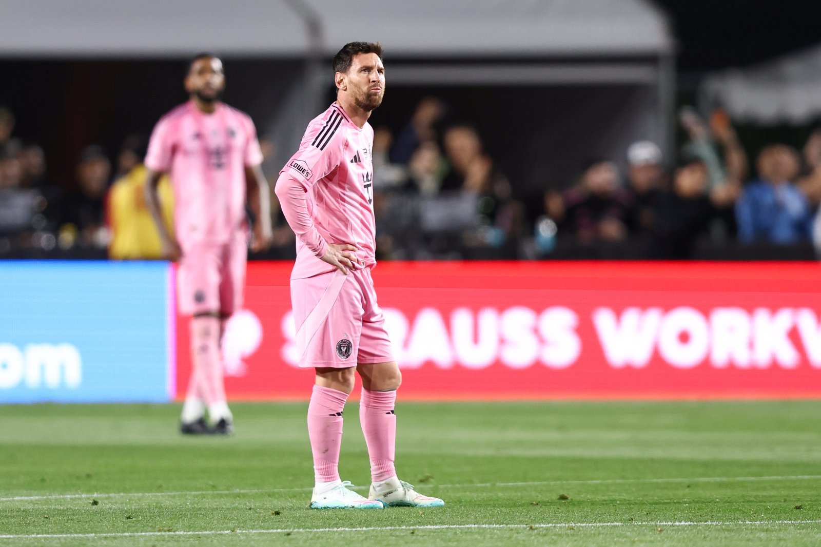 인터 마이애미 리오넬 메시가 22일(한국시간) LA 메모리얼 콜리세움서 열린 LAFC와 2026시즌 MLS 원정경기서 패한 뒤 아쉬워하고 있다. LA｜AP뉴시스