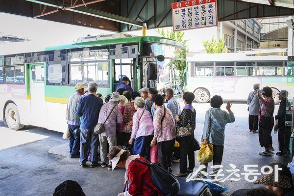 문경 시민들이 줄지어 시내버스에 타고 있는 모습. 사진제공ㅣ문경시