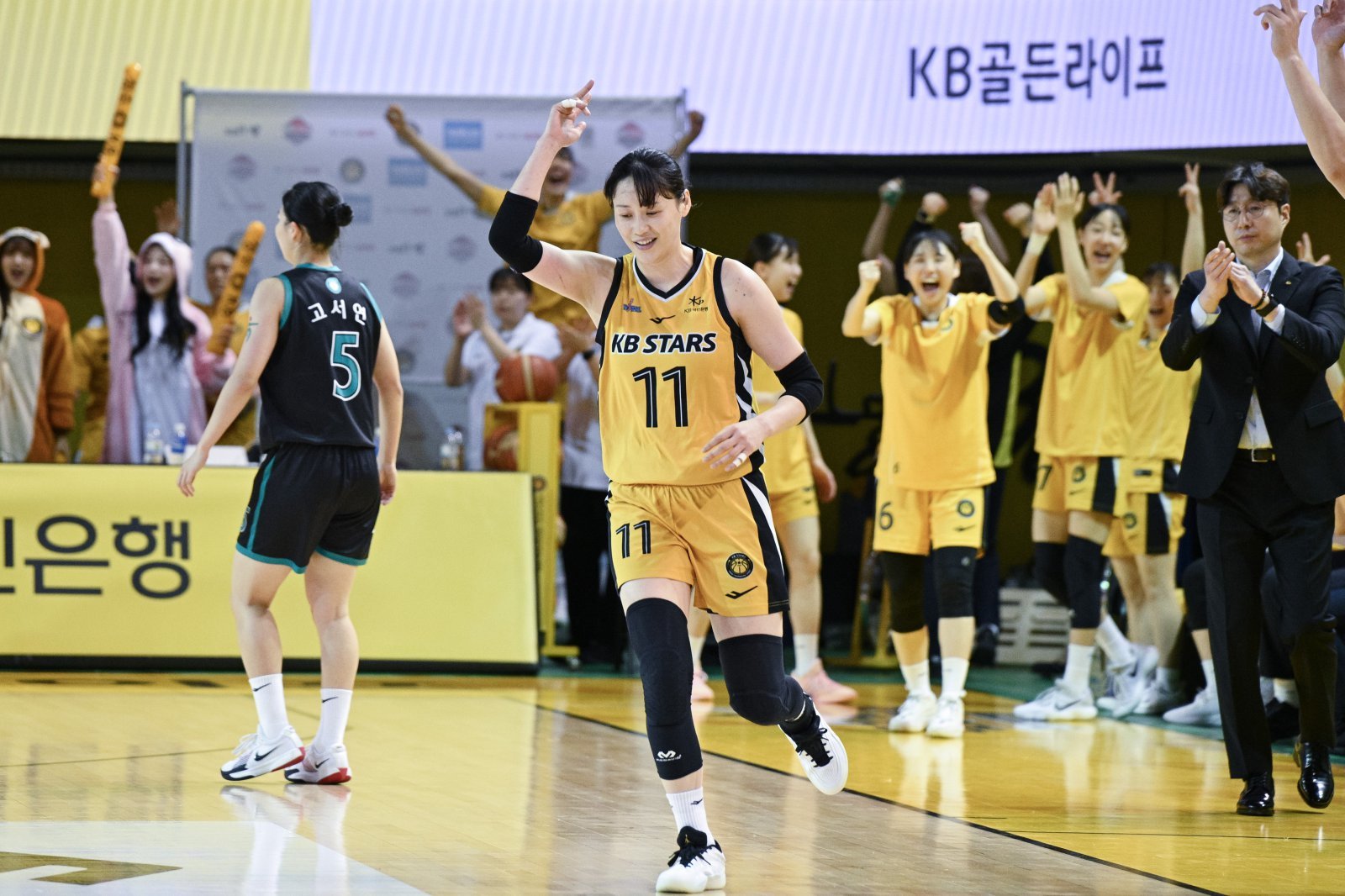 ‘강이슬 24점’ 3점슛 13개 폭발한 KB스타즈, 하나은행 꺾고 정규리그 우승 매직넘버 ‘2’ [현장리뷰]