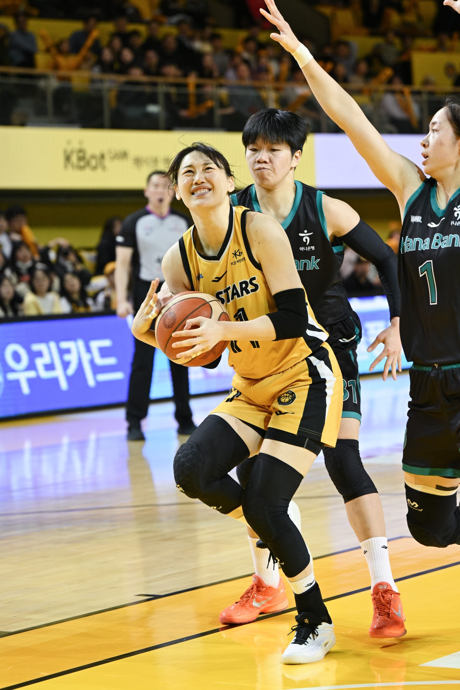 강이슬(왼쪽)이 23일 청주 KB스타즈챔피언스파크서 열린 하나은행전에서 진안의 수비를 뚫고 골밑 공격을 시도하고 있다. 사진제공|WKBL