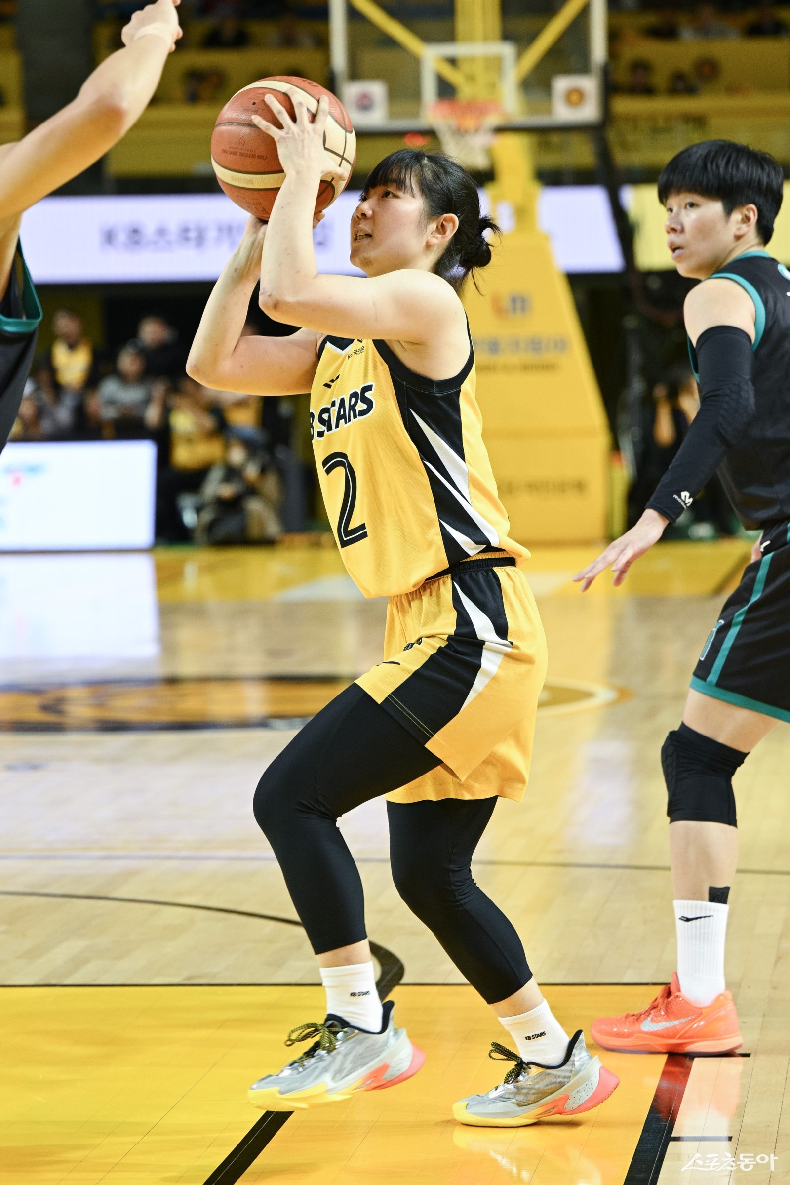 KB스타즈 허예은이 23일 청주 KB스타즈챔피언스파크서 열린 하나은행전에서 골밑 공격을 시도하고 있다. 사진제공|WKBL