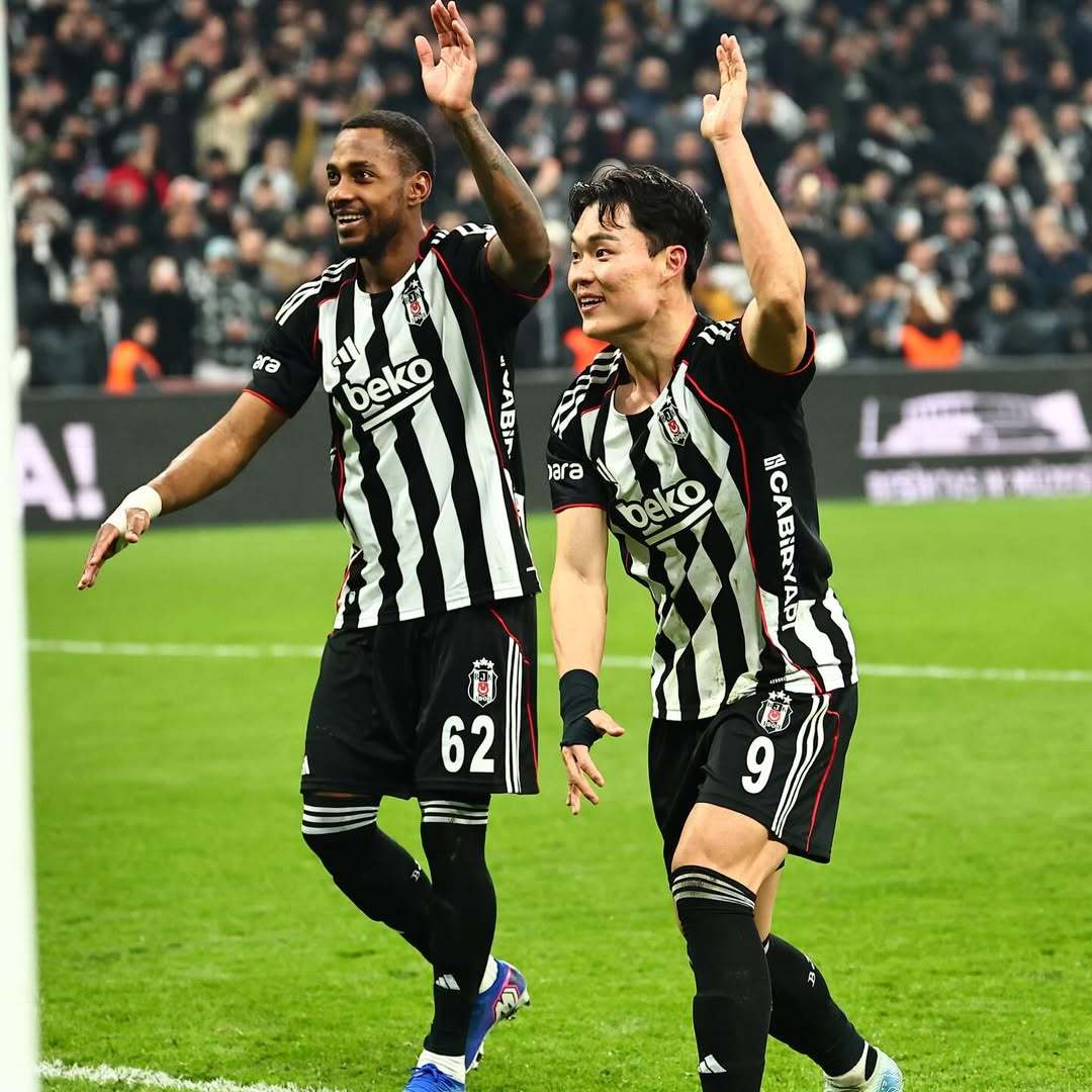 베식타스 오현규(오른쪽)가 23일 괴즈테페와 홈경기서 승리한 뒤 관중과 기쁨을 나누고 있다. 사진출처｜오현규 인스타그램