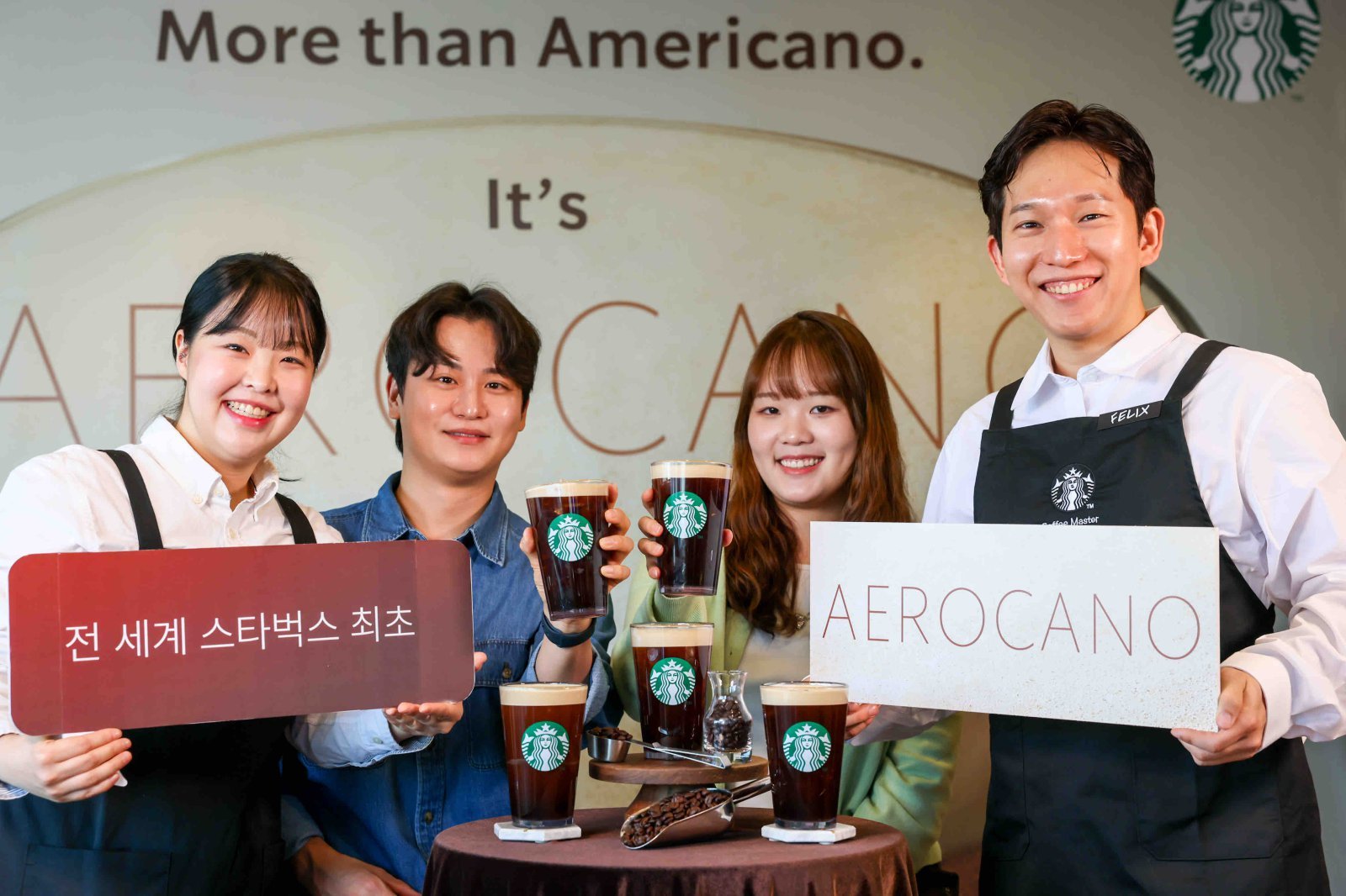 새로운 형태의 아이스 커피 ‘에어로카노’를 소개하고 있는 모델들. 사진제공｜스타벅스