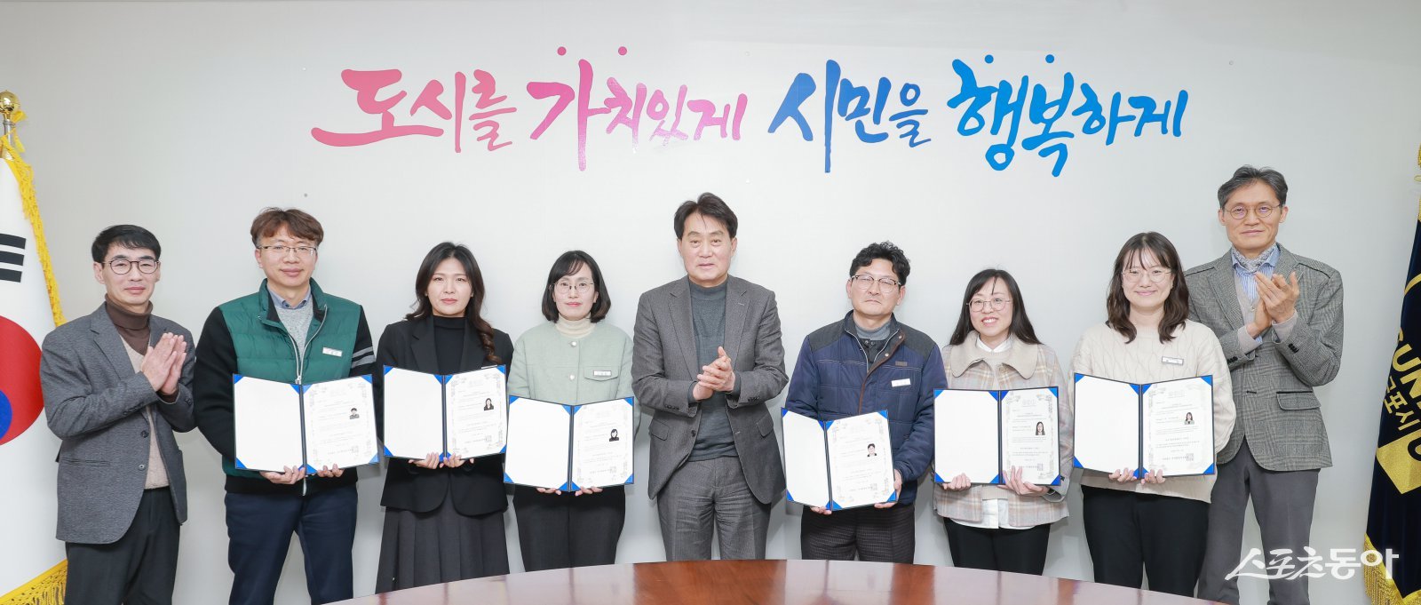 군포시가 민선 8기 핵심 공약인 기존도시 재개발을 체계적으로 추진하기 위해 정비사업 담당 공무원의 전문성 강화에 적극 나서고 있다(정비사업관리사 자격증을 받은 직원들). 사진제공|군포시