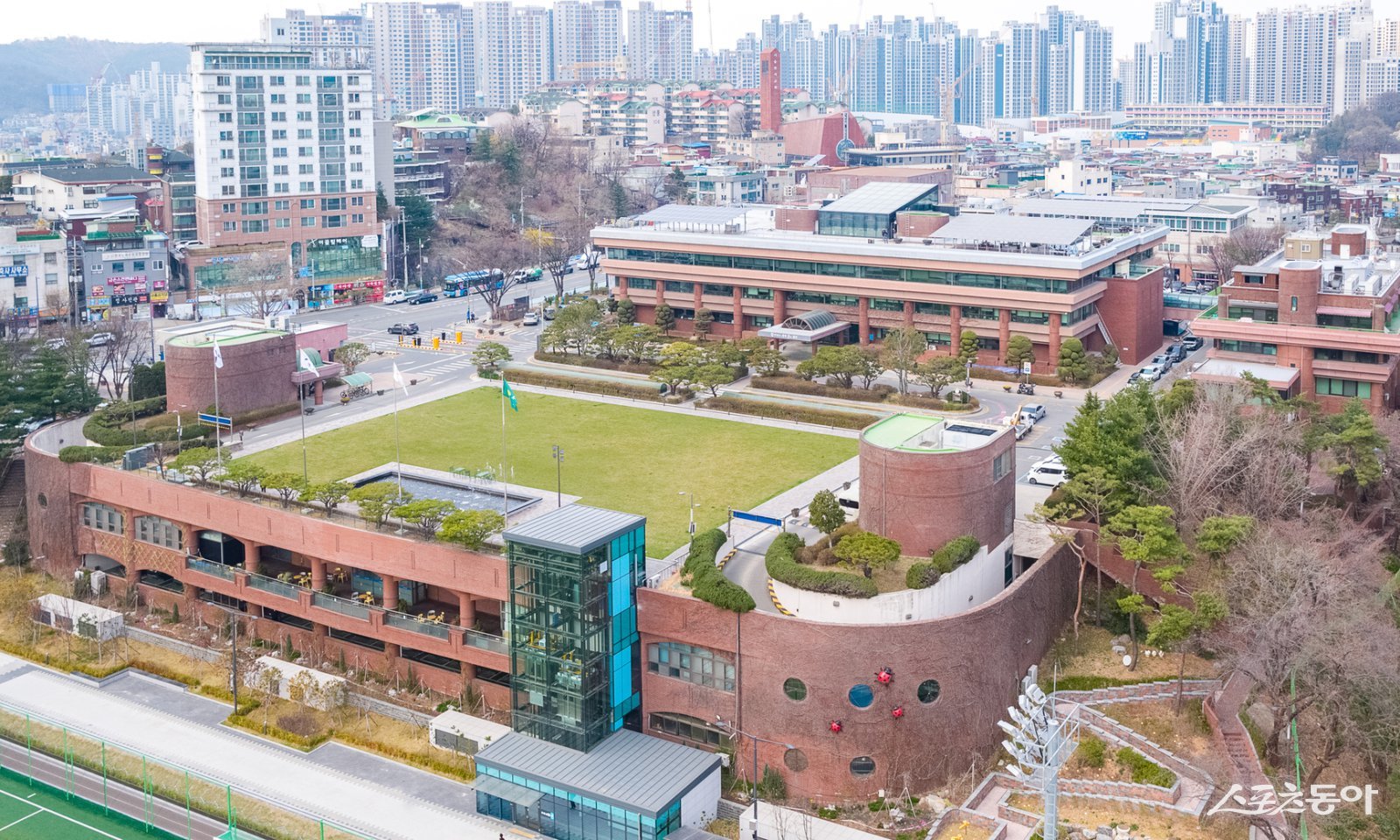 광명시가 지속가능한 기후위기 대응을 위해 데이터 기반의 스마트 탄소중립 도시 모델 개발에 나선다(광명시청 전경). 사진제공|광명시