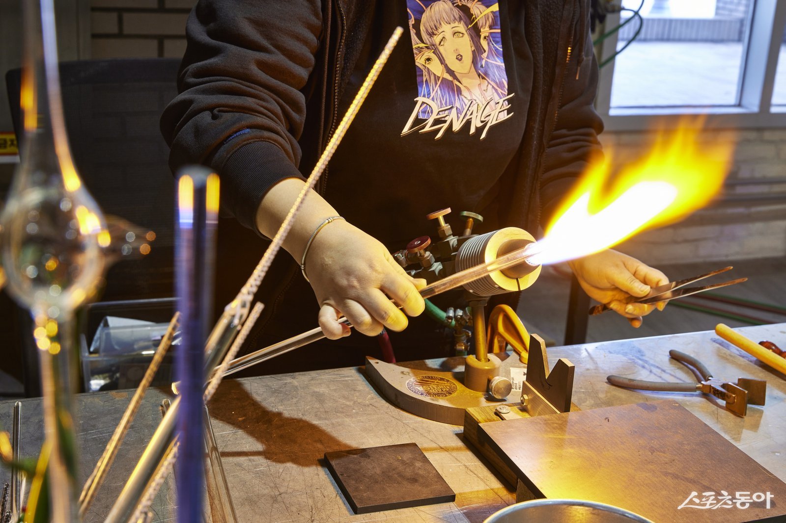 한국도자재단 경기공예창작지원센터가 오는 3월 17일까지 ‘2026년 공예창업지원사업’에 참여할 청년 입주 창업자를 모집한다(경기공예창작지원센터 유리공방). 사진제공｜경기도