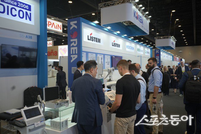 춘천시는 강원특별자치도, 원주시와 협력해 지난 9일부터 12일까지 아랍에미리트(UAE) 두바이 전시센터(DEC)에서 개최된 ‘World Health Expo Dubai 2026(WHX Dubai)’에서 강원공동관을 성공적으로 운영했다. 사진제공 ㅣ춘천시