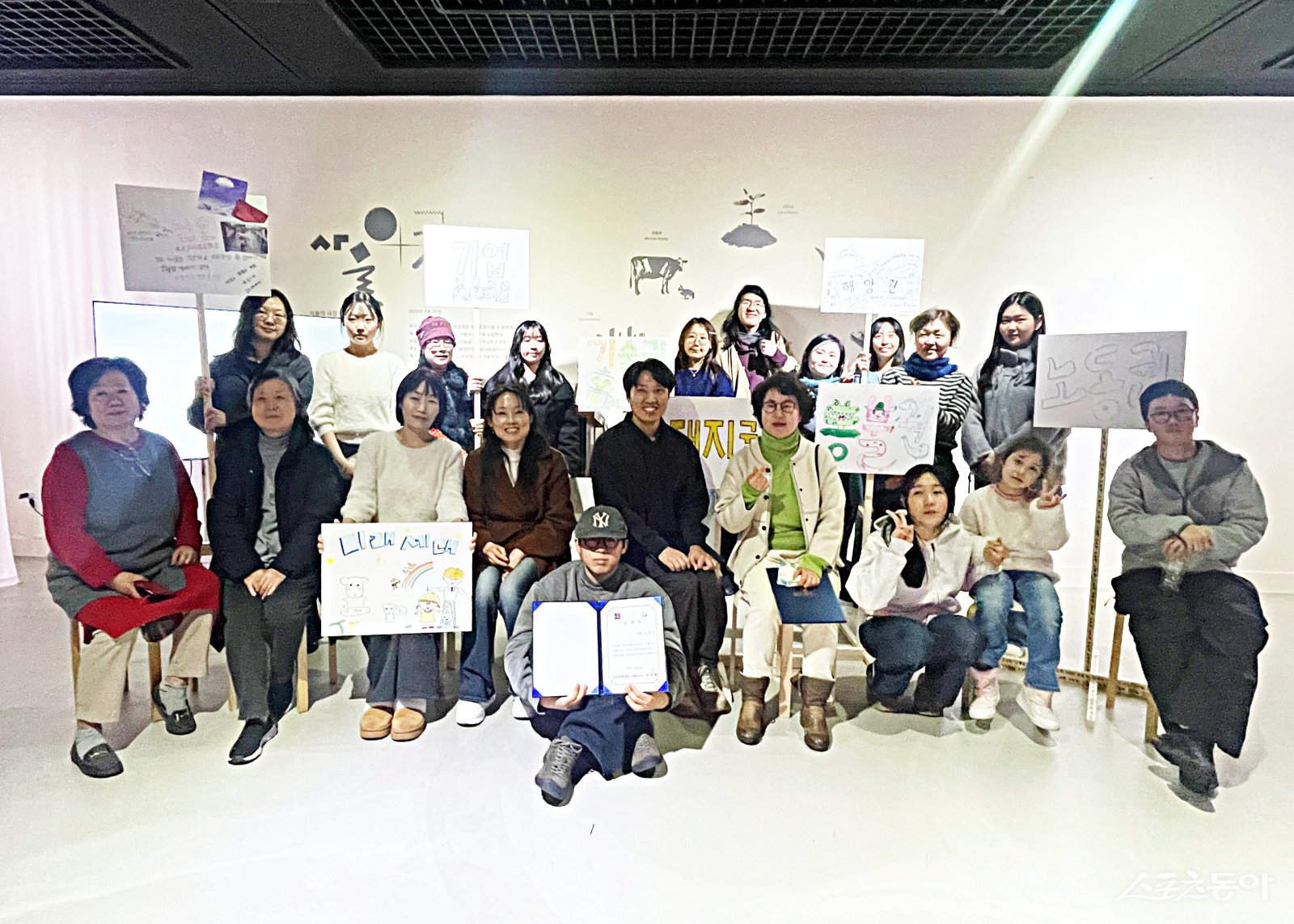 금천문화재단은 지난 22일까지 금나래갤러리에서  기획전 ‘지구의 다른 거주자들’을 44일간 개최했다. 이번 전시는 기후위기 시대, 인간과 비인간 존재의 공존을 예술로 성찰해 시민들의 뜨거운 호응 속에 마무리됐다. 사진제공 ㅣ금천문화재단