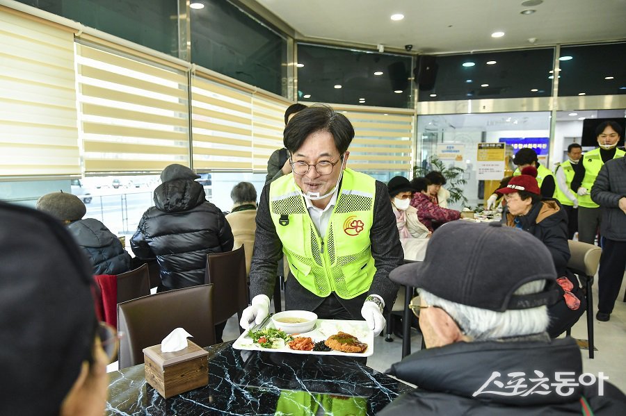 김병수 시장이 김포시노인종합복지관과 사우동 종합사회복지관을 방문해 어르신 대상 점심 배식 봉사활동을 실시했다. 사진제공｜김포시청