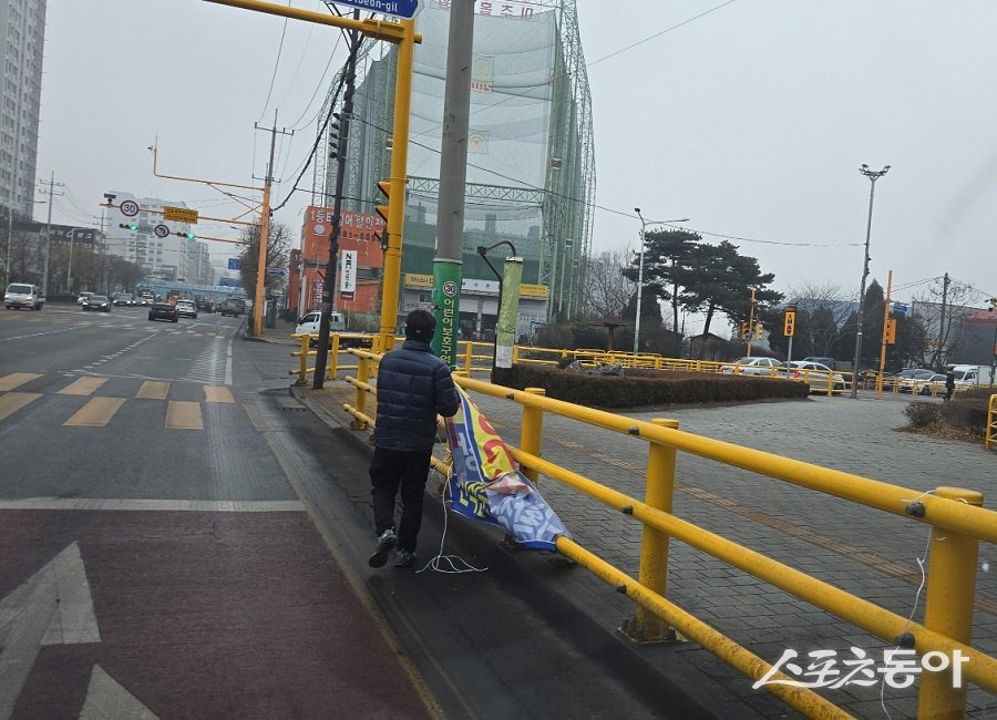 인천 중구, 초등학교 주변 불법 광고물에 대한 일제 정비를 추진한다. 사진제공｜인천 중구청