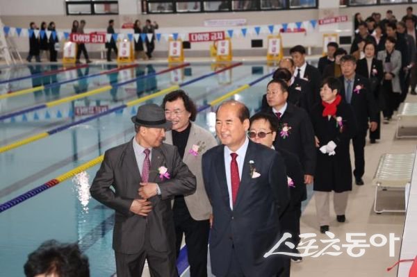 상주시가 23일 ‘상주제2국민체육센터 개관식’을 개최한 후 둘러보고 있는 모습. 사진제공ㅣ상주시