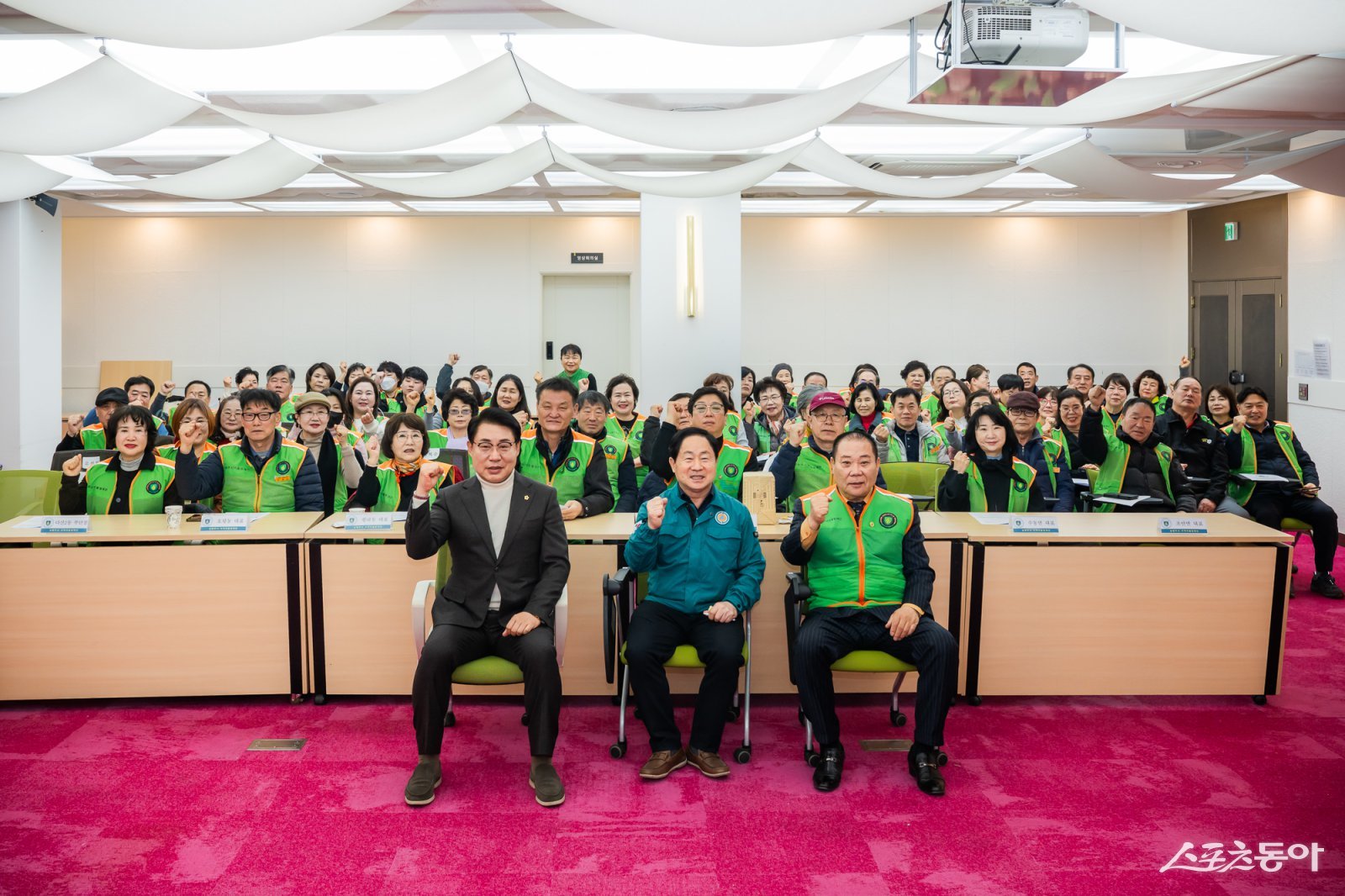주광덕 (가운데)남양주시장과 조성대 남양주시의회 의장(왼쪽) 등이 24일 남양주시청 여유당에서 열린 2026년 남양주시 지역자율방재단 활동계획 보고회를 하고 있다. 사진제공ㅣ남양주시의회