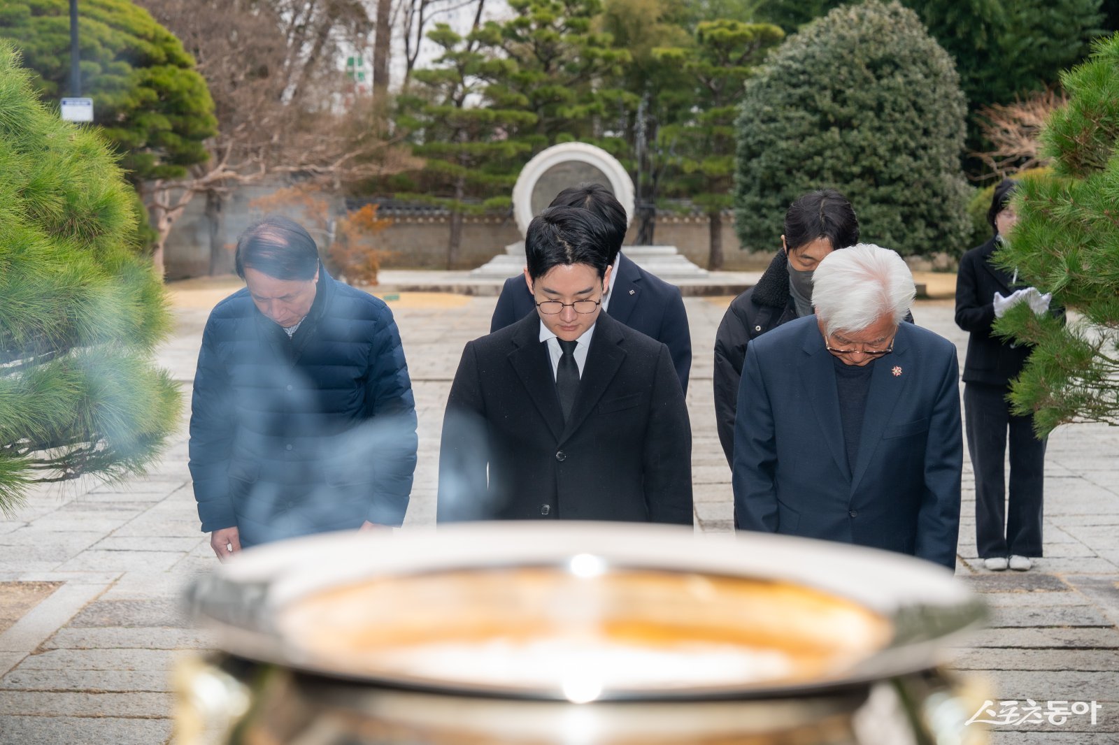 정이한 개혁신당 대변인이 24일 오전 부산시 선거관리위원회를 찾아 제9회 전국동시지방선거 부산시장 예비후보로 공식 등록한 후 동래 충렬사를 찾아 참배하고 있다. (사진제공=정이한 후보 캠프)