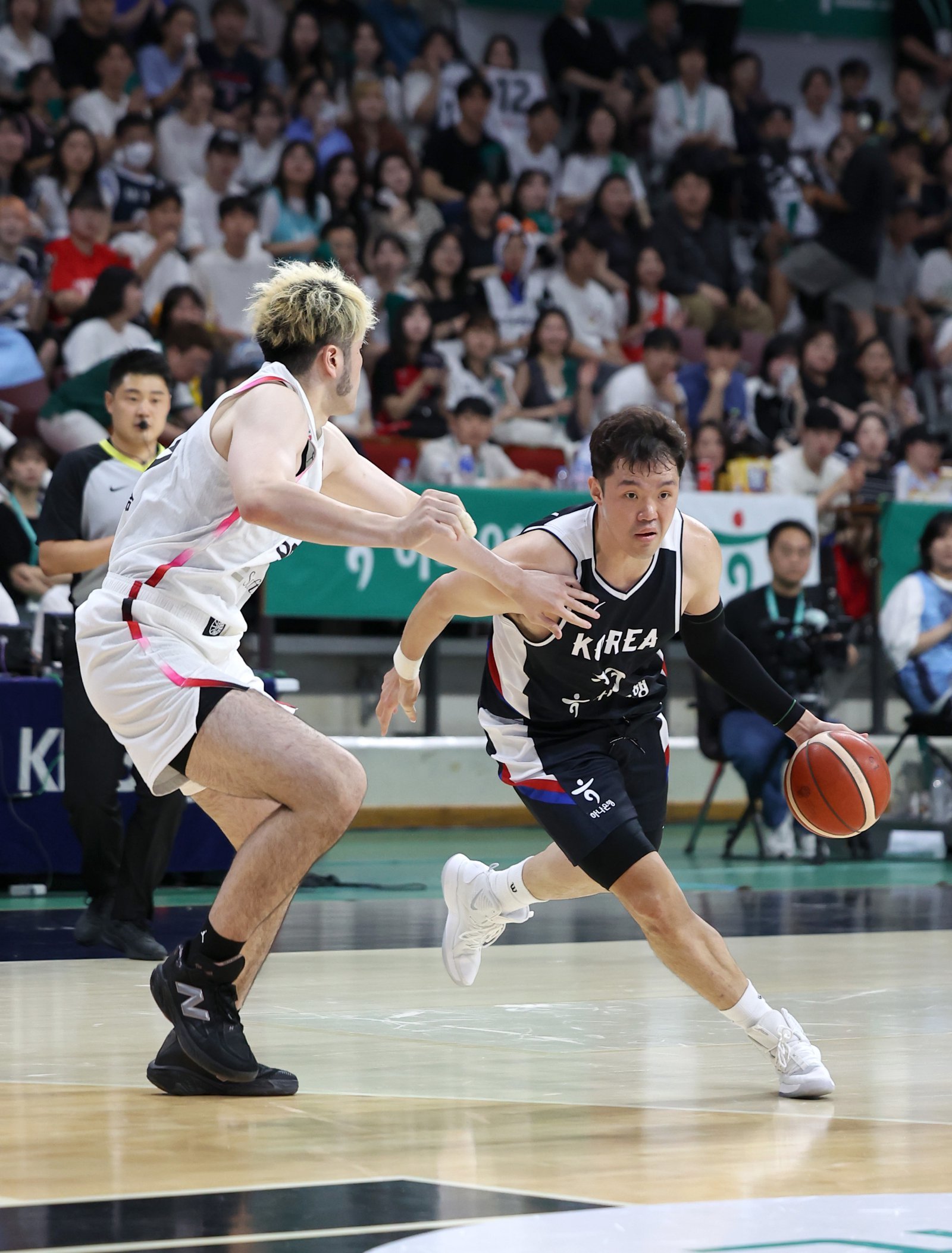 이승현(오른쪽)은 대표팀의 골밑 수비를 책임져야 한다. 하윤기, 이원석 등이 부상으로 이탈한 상황에서 그의 어깨가 무겁다. 뉴시스