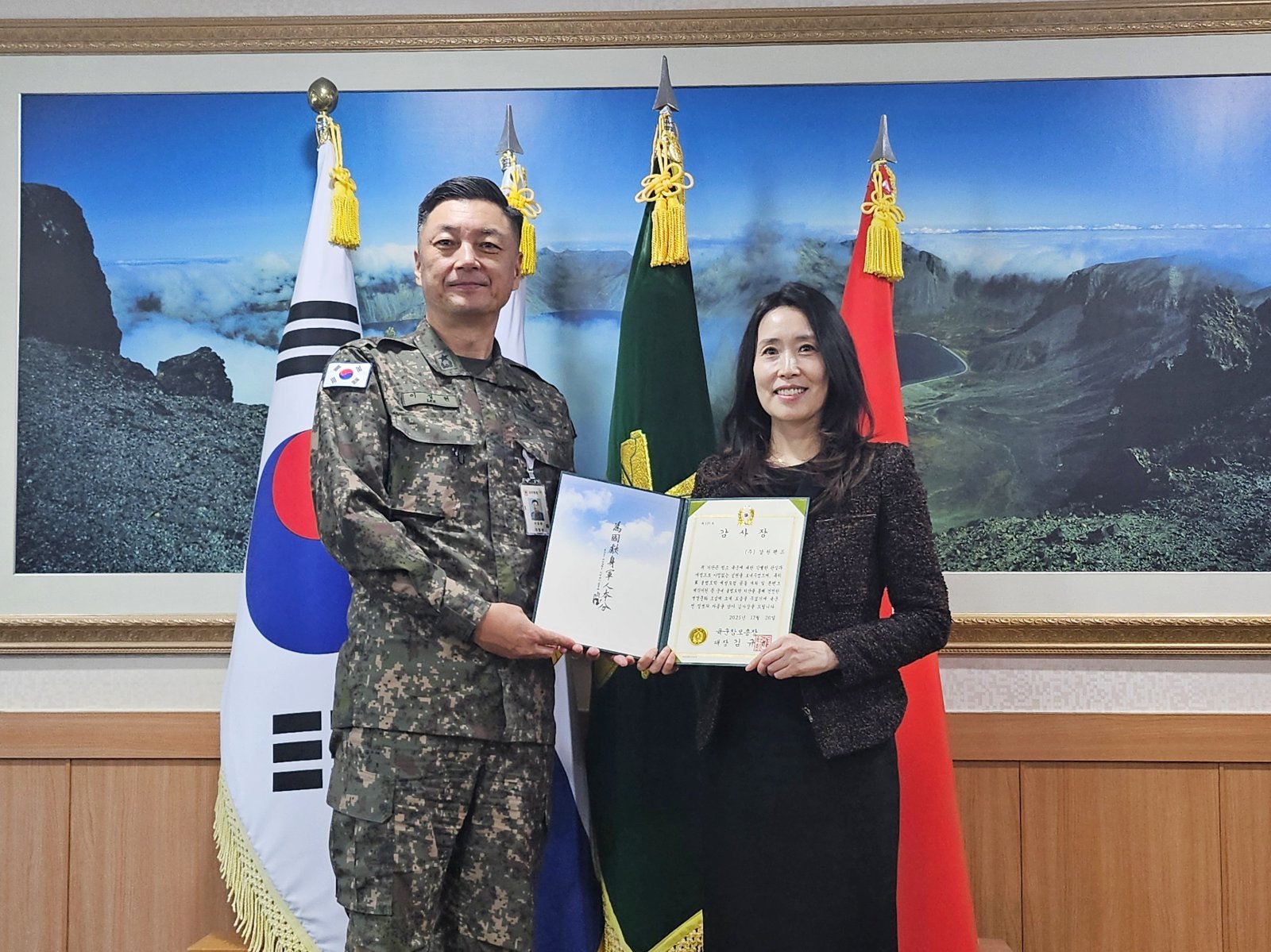 군(軍)장병 대상 불법 도박 예방 노력 육군참모총장 감사장 수여식(왼쪽부터 군사경찰실장 이정현 준장, 심경임 강원랜드 건전화추진팀장) 