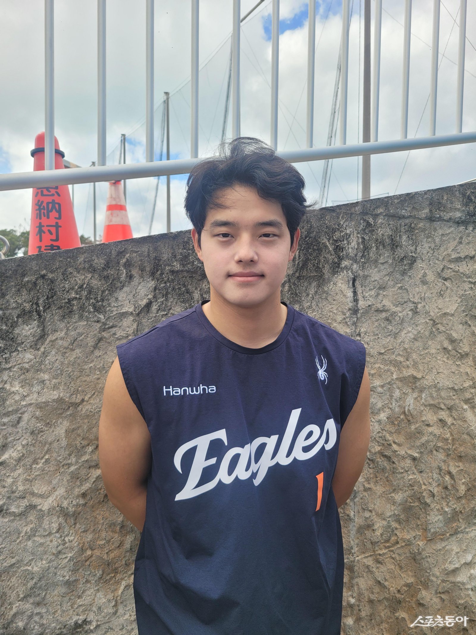 한화 문동주가 24일 일본 오키나와 아카마구장서 부상 후 두 번째 불펜 피칭을 마친 뒤 취재진과 인터뷰를 하고 있다. 문동주는 “최대한 시즌에 맞춰 들어갈 수 있도록 몸을 만들고 싶은 욕심”이라며 강한 회복 의지를 밝혔다. 오키나와|장은상 기자 award@donga.com